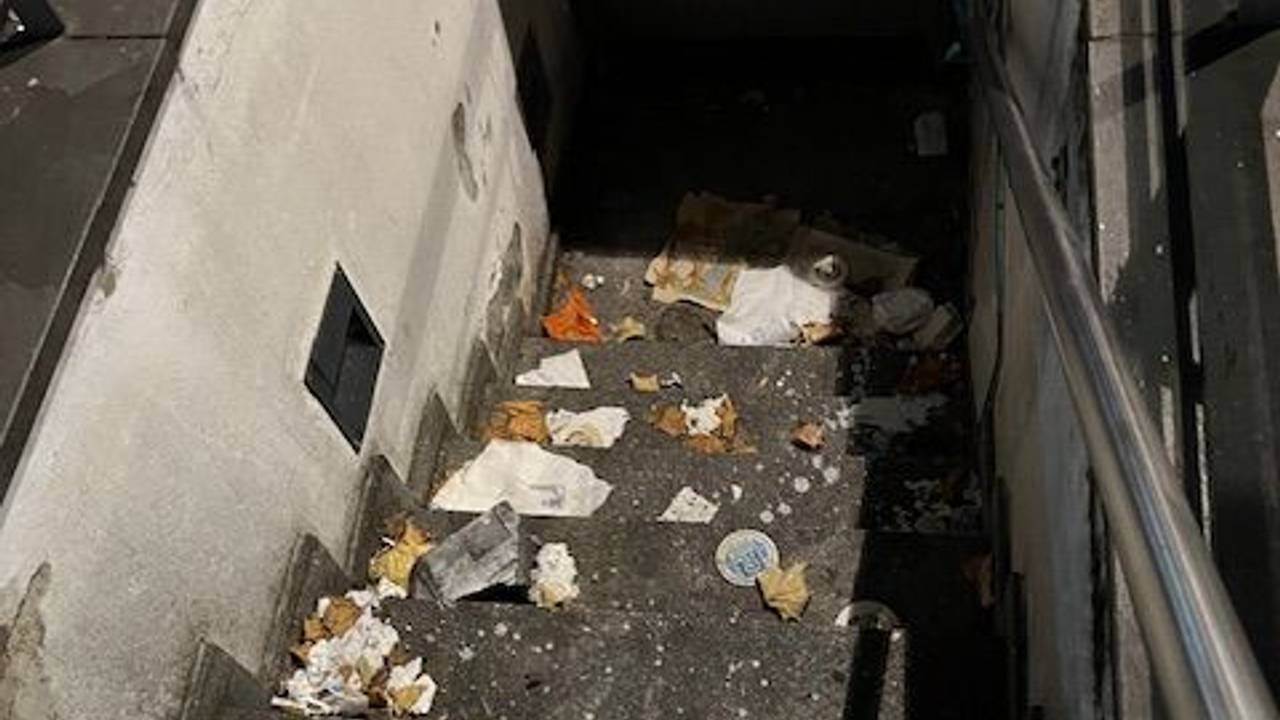 Müll auf einer Treppe