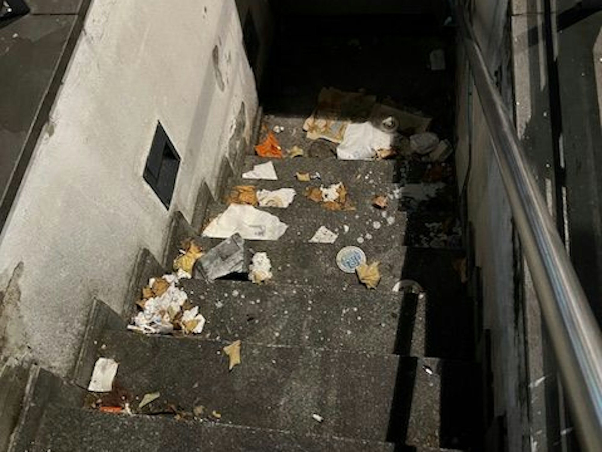 Müll auf einer Treppe