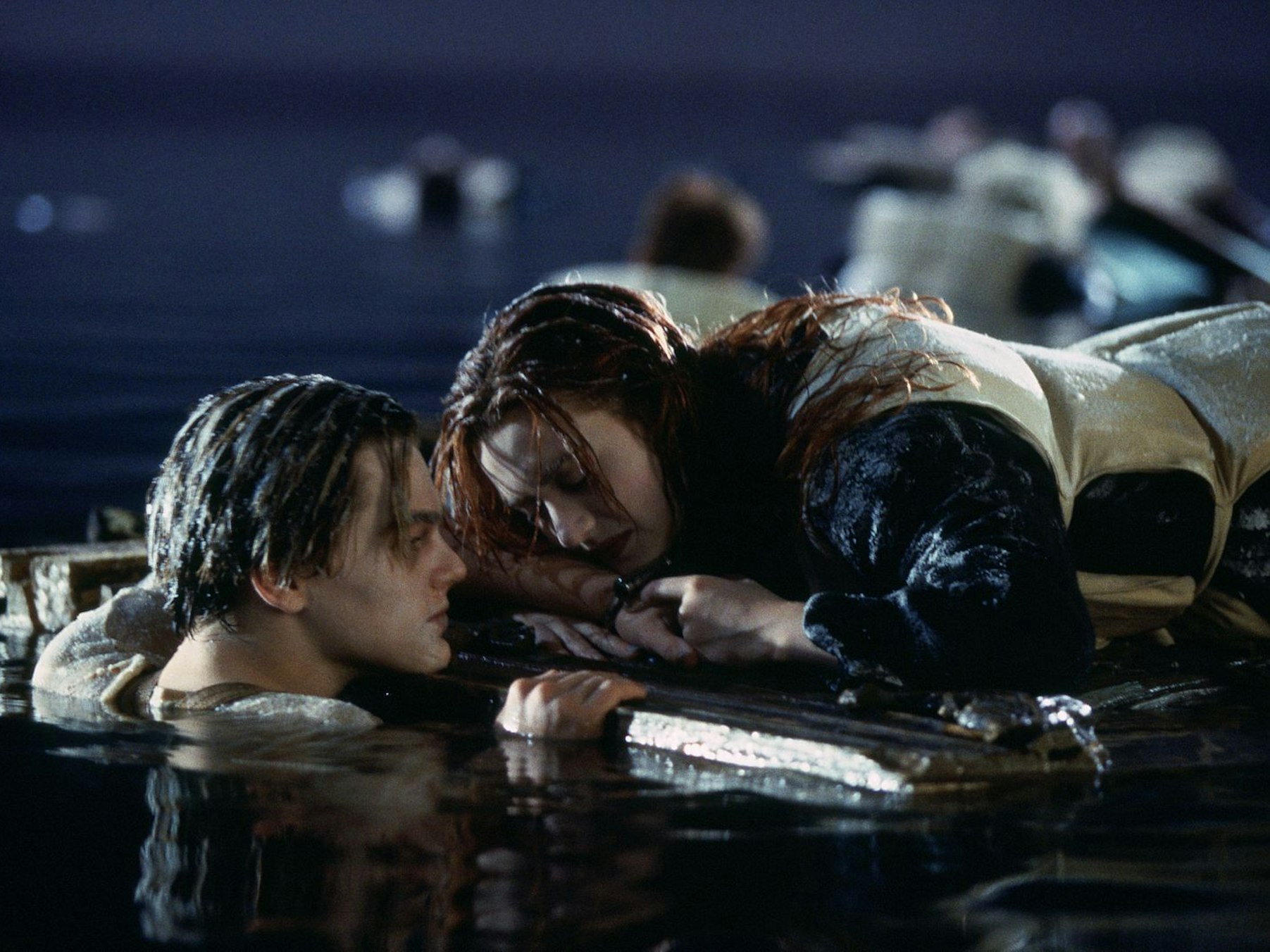 Wer kennt diese Szene nicht: Leonardo DiCaprio sinkt langsam ins Dunkel des Meeres, während Kate Winslet auf einer Holztür überlebt. (Bild: Fox)