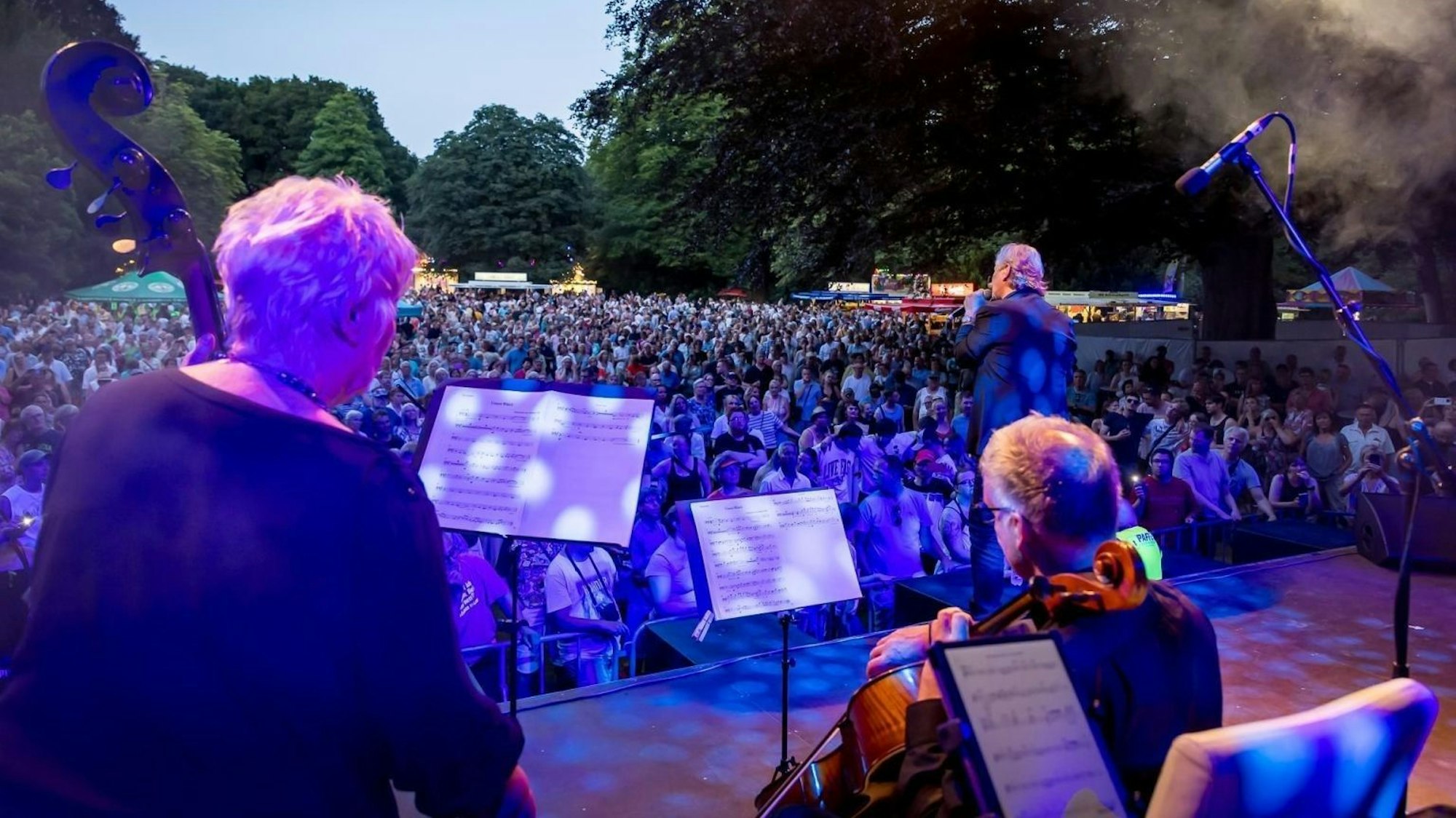 Henning Krautmacher auf der Bühne im Wuppermannpark.