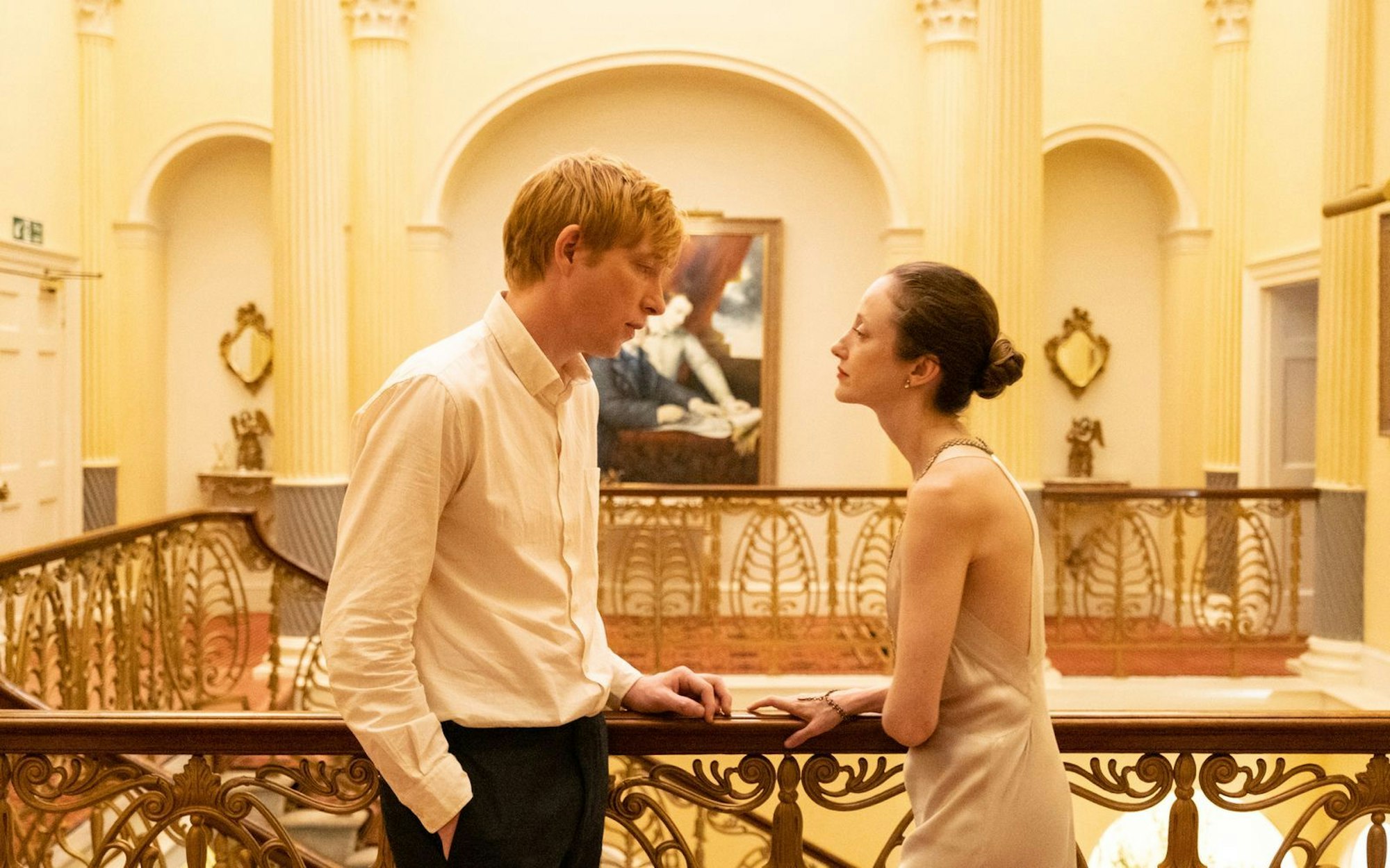 Alice (Andrea Riseborough) macht sich für ihre Hochzeit bereit, Jack (Domhnall Gleeson) ist eingeladen. Auch dieses Treffen verändert die Beziehung der beiden nachhaltig. (Bild: ZDF und Jack Merriman)