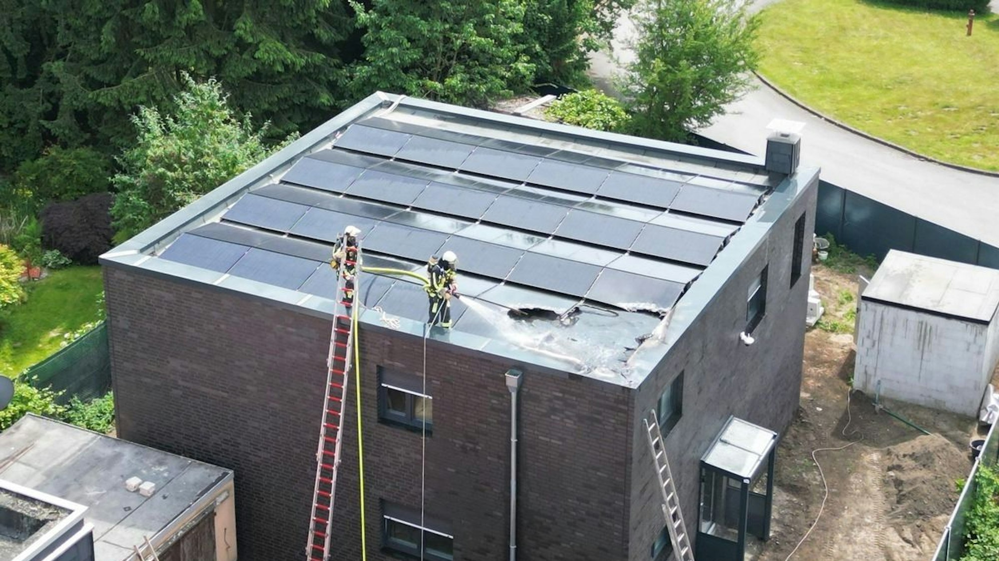 Die Feuerwehr Bochum beim Einsatz am Brand einer Photovoltaik-Anlage auf einem Einfamilienhaus in Bochum-Hiltrop