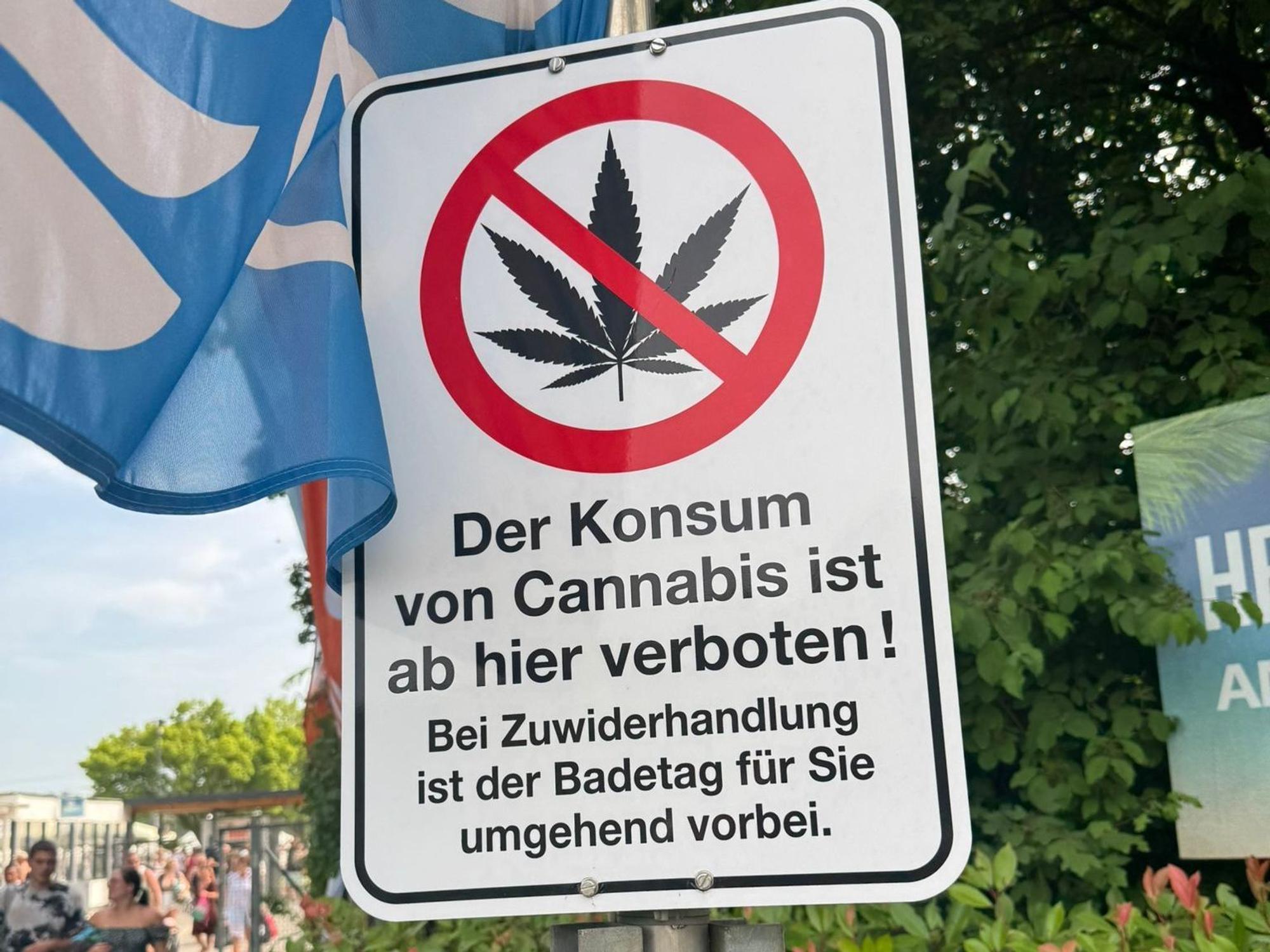 Mit diesem Schild wird am Otto-Maigler-See in Hürth auf das Cannabis-Verbot hingewiesen.