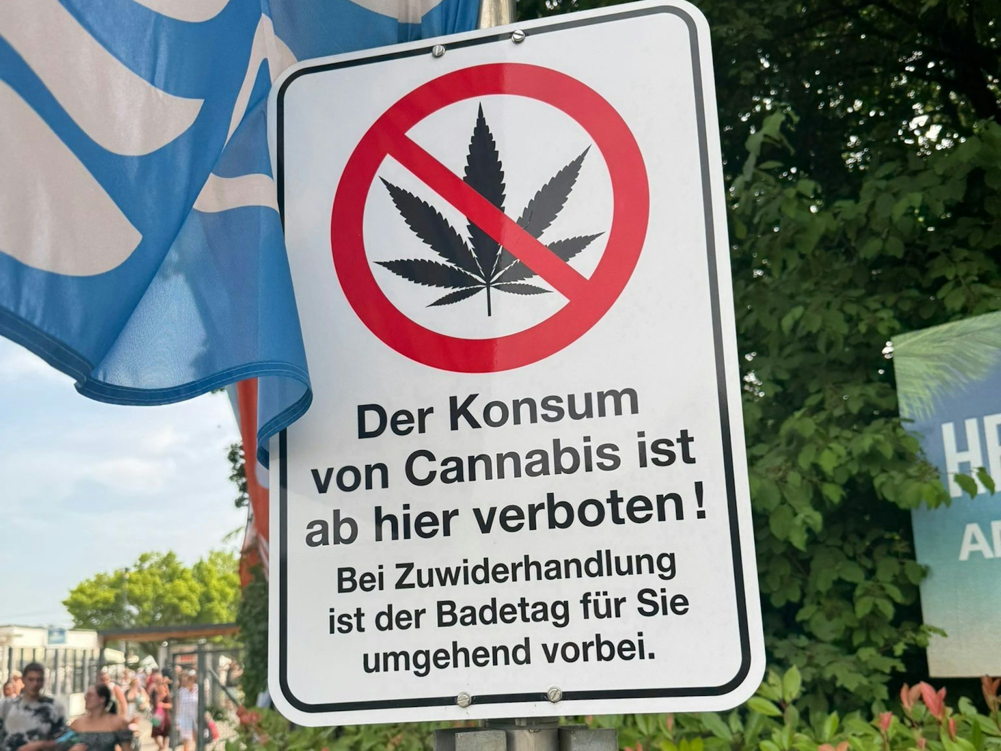Mit diesem Schild wird am Otto-Maigler-See in Hürth auf das Cannabis-Verbot hingewiesen.