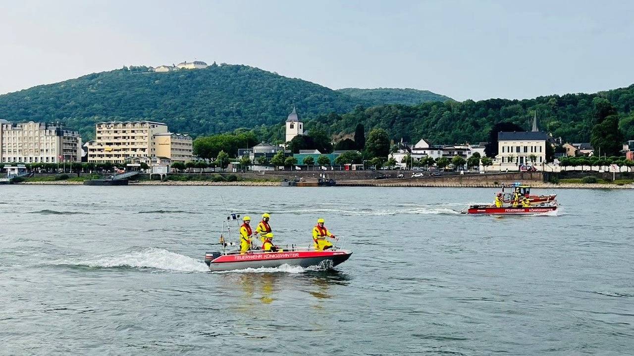 Wasserrettungseinsatz auf dem Rhein bei Bonn-Mehlem