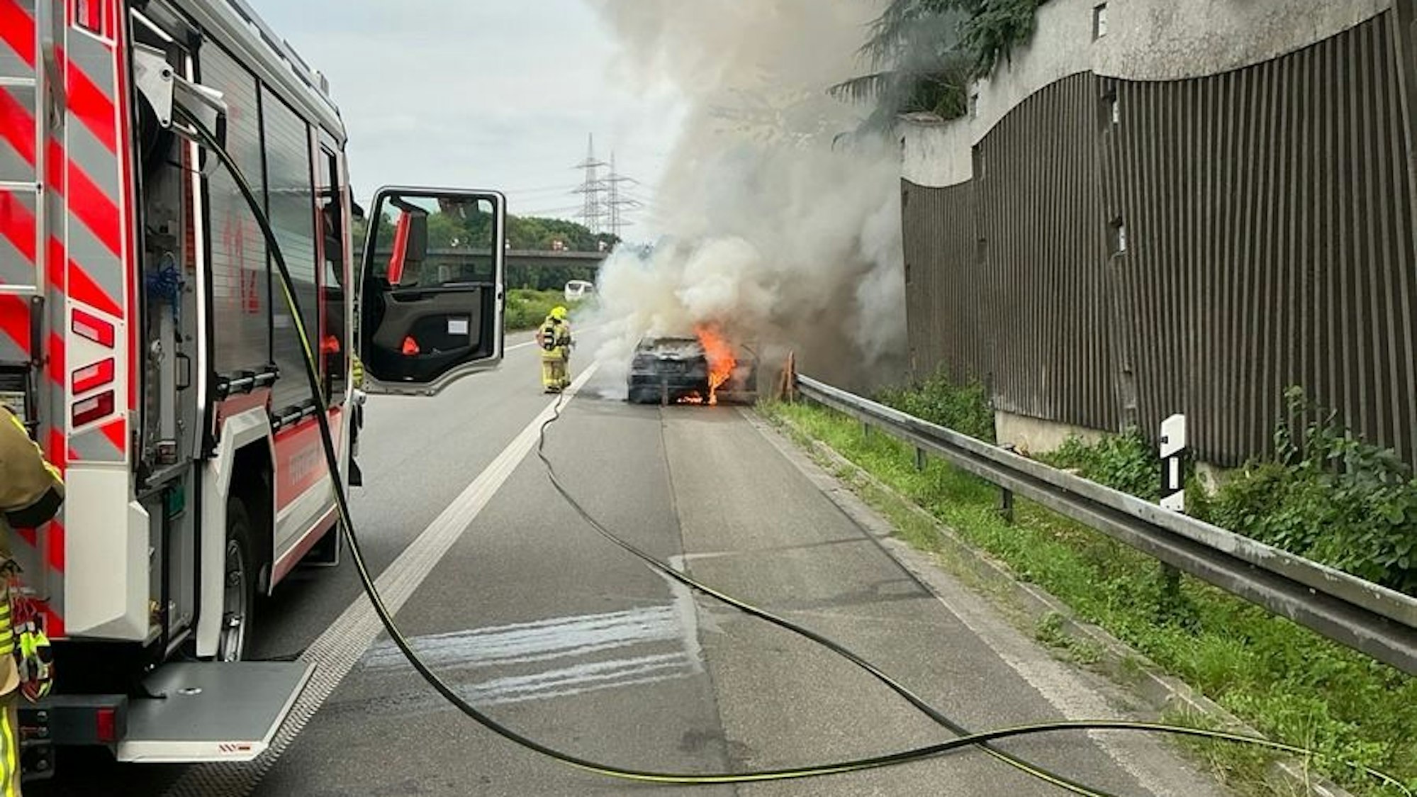 Fahrzeugbrand auf der Autobahn im Dreieck A31 / A2. Die Feuerwehr Bottrop im Einsatz.