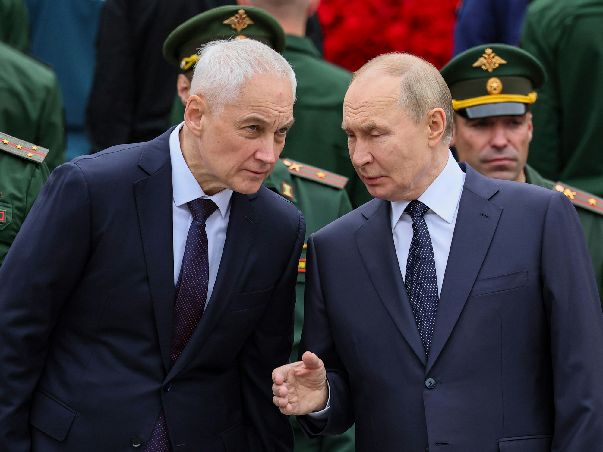 Der russische Präsident Wladimir Putin (r) spricht mit dem russischen Verteidigungsminister Andrej Beloussow während einer Kranzniederlegung anlässlich des 84. Jahrestages des deutschen Überfalls auf die Sowjetunion.