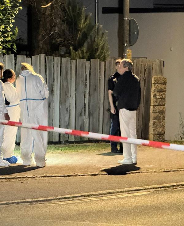 Polizisten und Mitarbeiter der Spurensicherung arbeiten am Tatort. Bei einem Streit zweier Gruppen von Jugendlichen ist in Bayern ein 15-Jähriger tödlich verletzt worden.