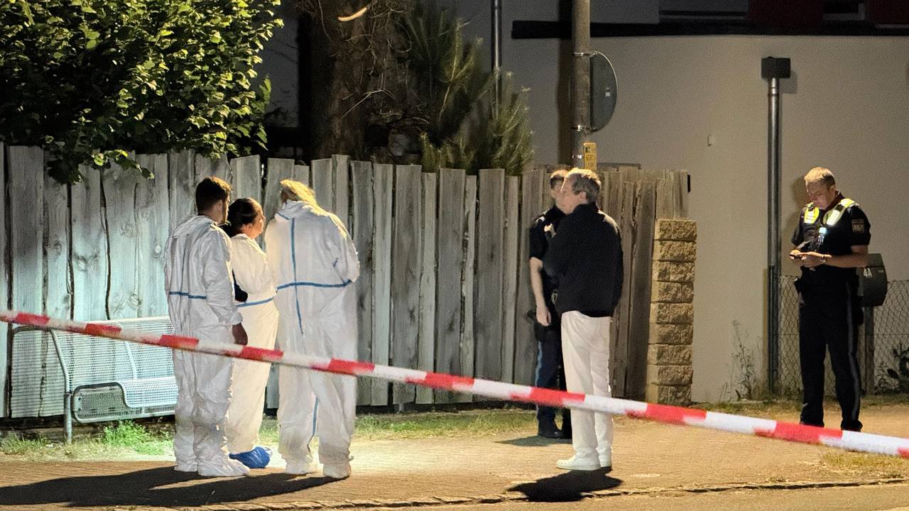 Polizisten und Mitarbeiter der Spurensicherung arbeiten am Tatort. Bei einem Streit zweier Gruppen von Jugendlichen ist in Bayern ein 15-Jähriger tödlich verletzt worden.