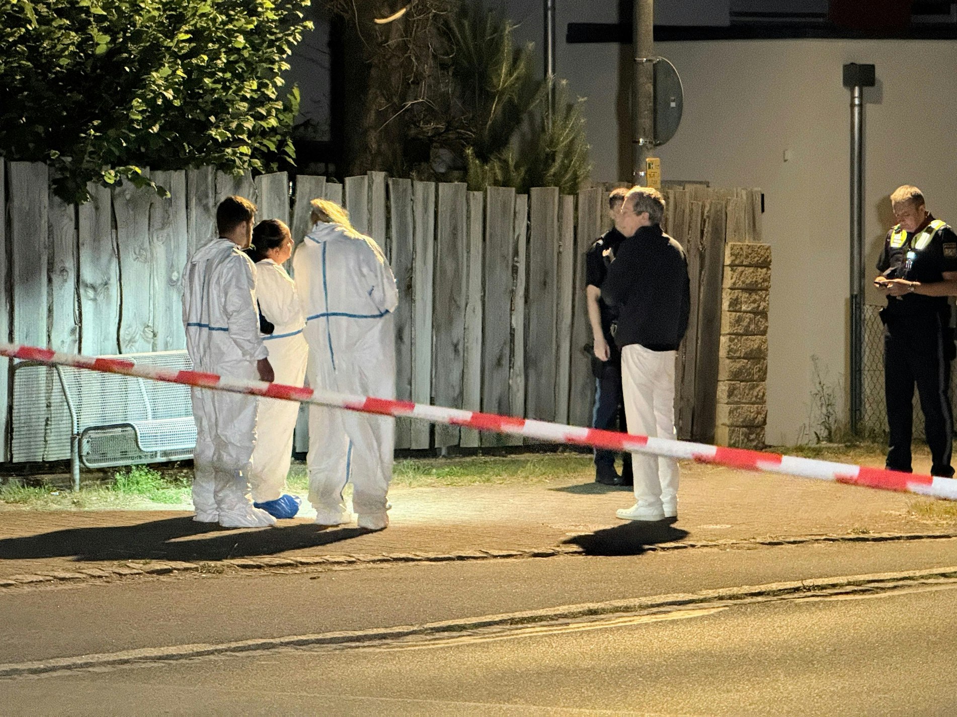 Polizisten und Mitarbeiter der Spurensicherung arbeiten am Tatort. Bei einem Streit zweier Gruppen von Jugendlichen ist in Bayern ein 15-Jähriger tödlich verletzt worden.