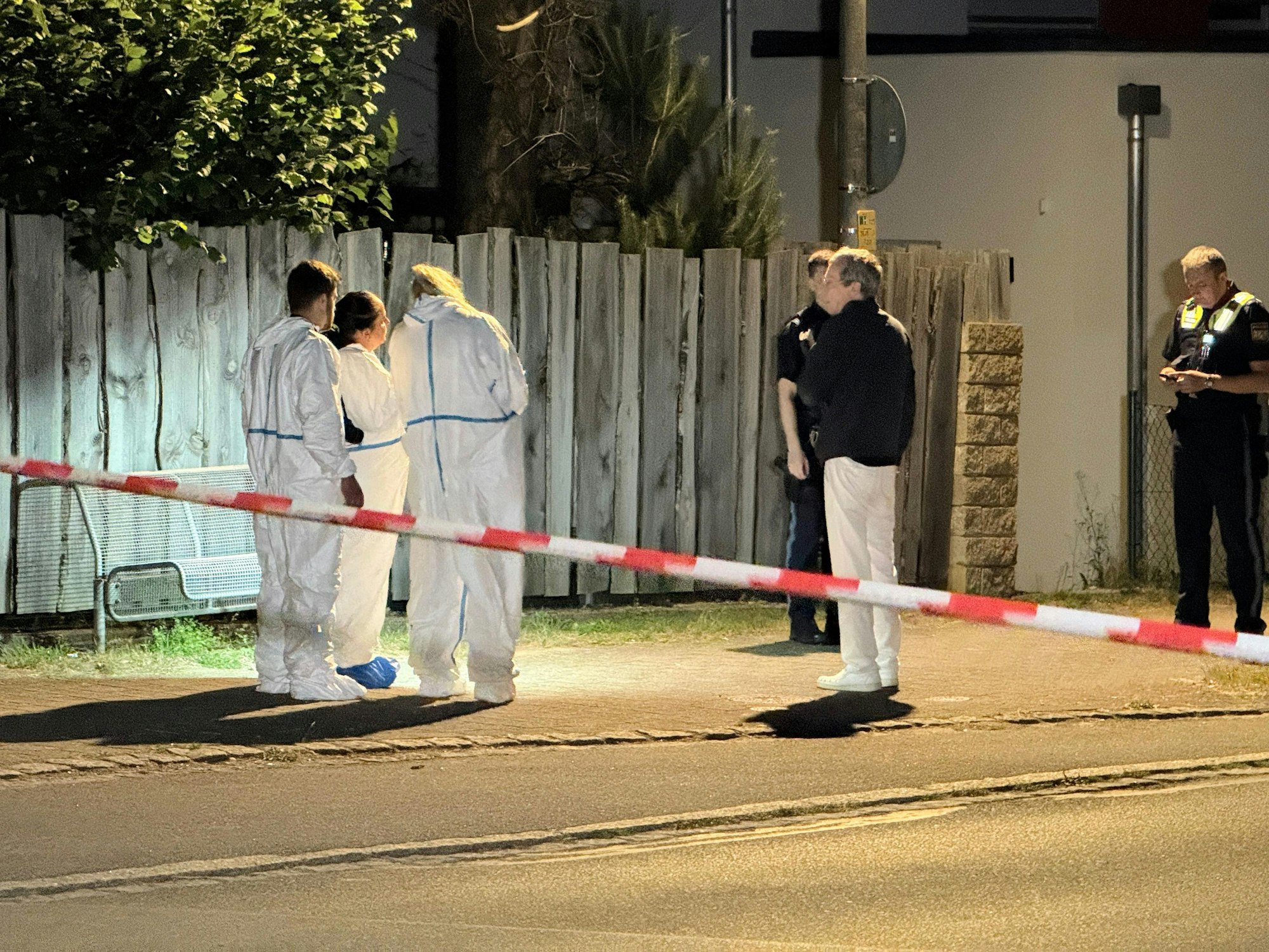 Polizisten und Mitarbeiter der Spurensicherung arbeiten am Tatort. Bei einem Streit zweier Gruppen von Jugendlichen ist in Bayern ein 15-Jähriger tödlich verletzt worden.