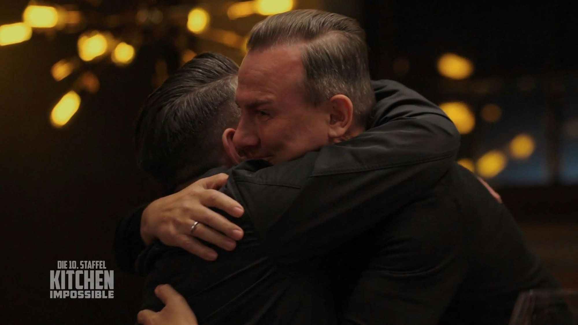 Große Emotionen beim Staffelfinale von „Kitchen Impossible“: Tim Mälzer erkannte seinen Dauerrivalen und Freund Tim Raue fast nicht wieder. (Bild: RTL)