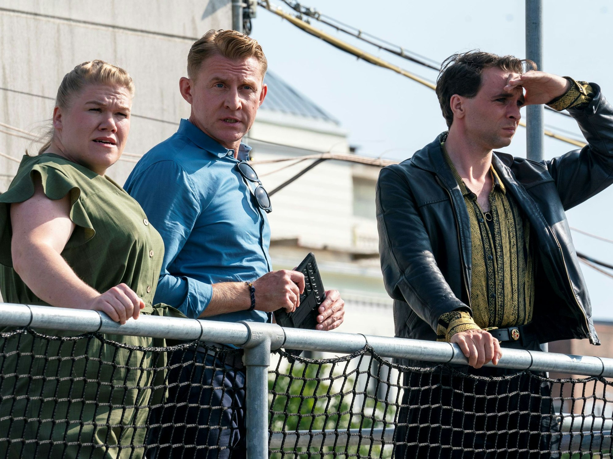 Die Kommissare Vincent Ross (André Kaczmarczyk, re), Alexandra Luschke (Gisa Flake, li) und Wiktor Krol (Klaudiusz Kaufmann, mi) vom deutsch-polnischen Kommissariat in Swiecko untersuchen den Tod von Olivia Briegel, der Präsidentin eines polnischen Amateur-Fußballvereins in Küstrin.