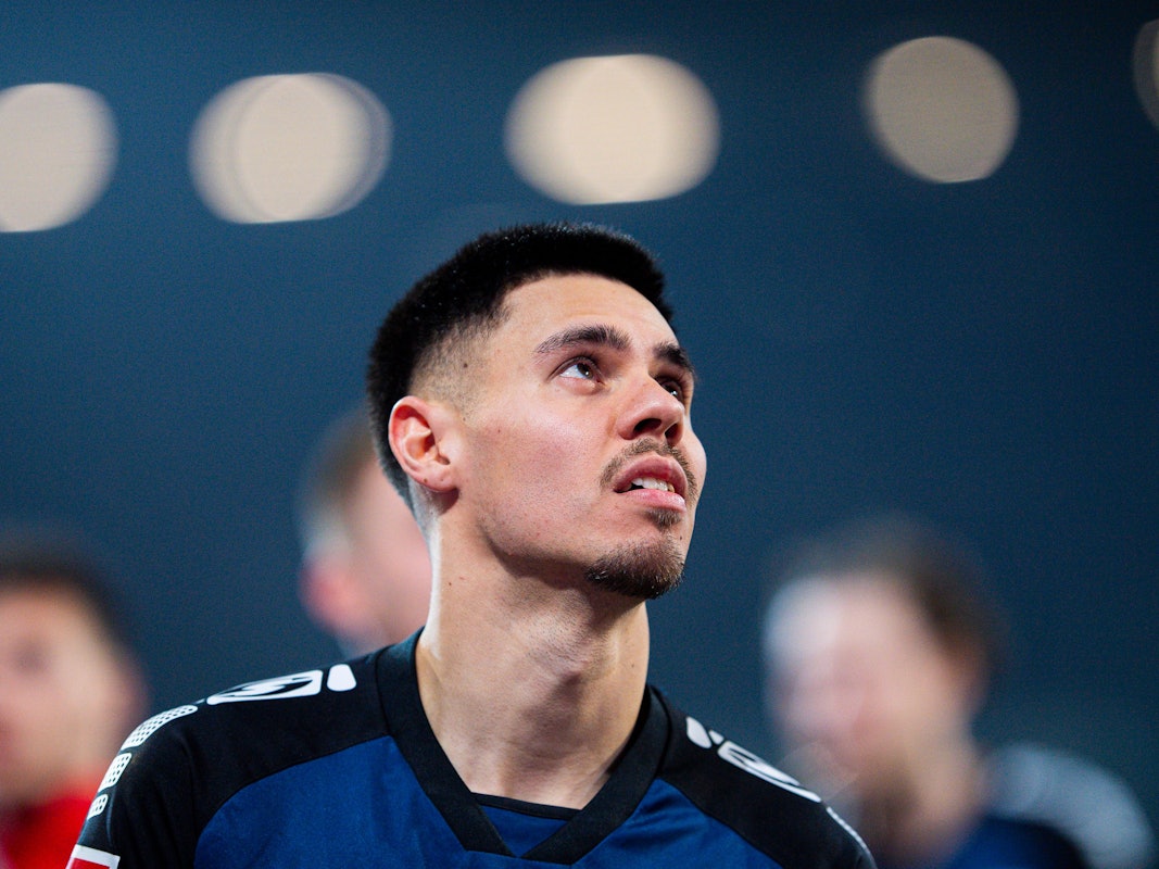 Raphael Obermair schaut nach oben.