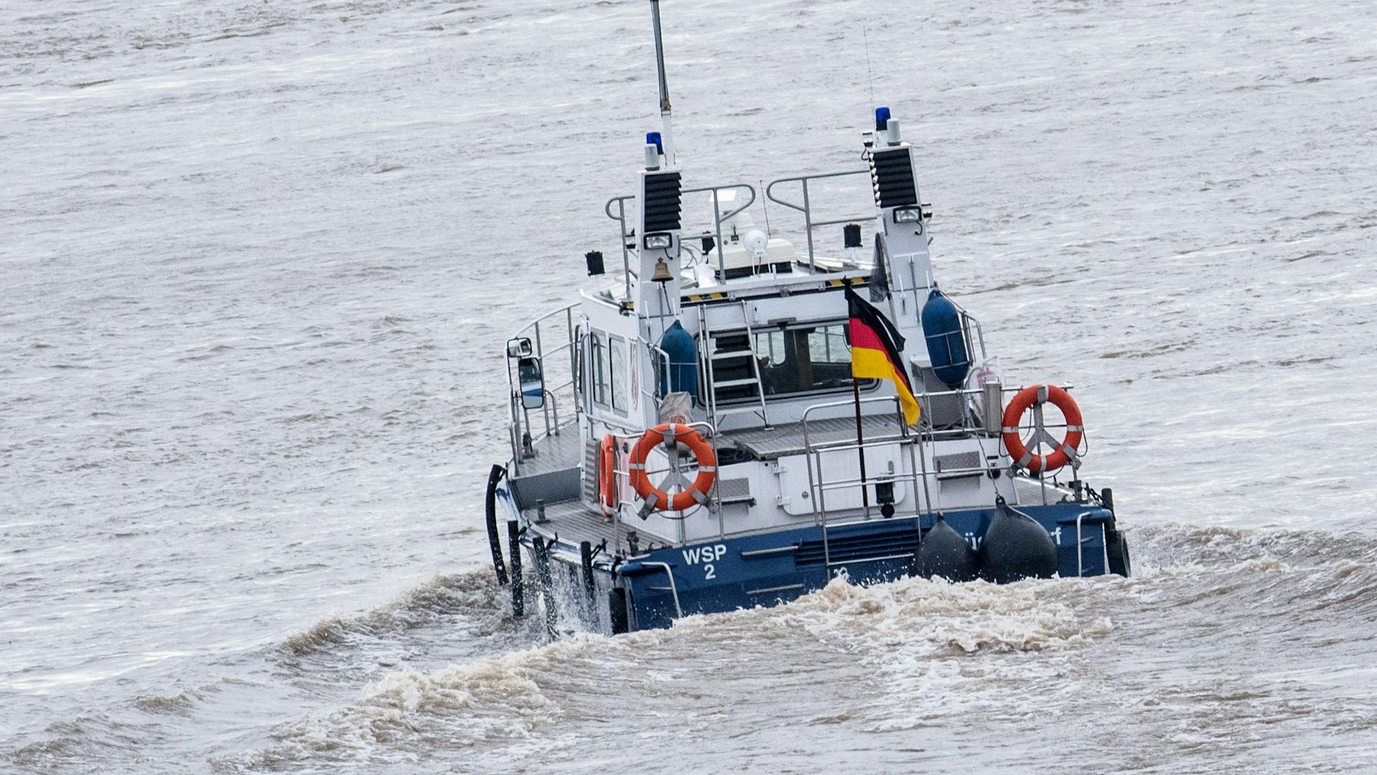 Ein Schiff der Wasserschutzpolizei ist auf dem Rhein unterwegs (Archivfoto)