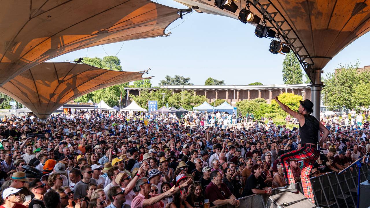 Peter Brings beim Auftritt im Tanzbrunnen beim Egerländer-Festival.