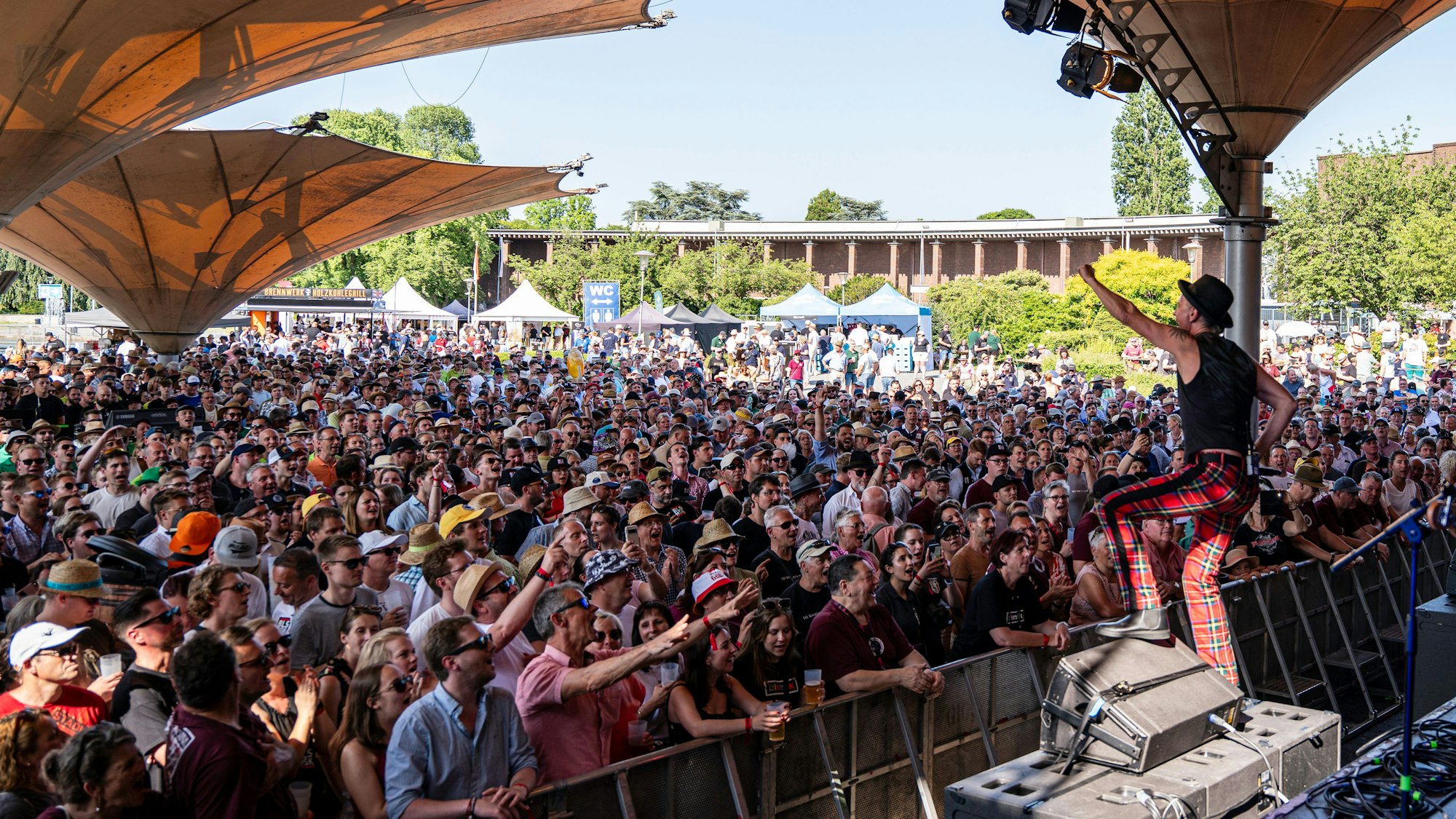 Peter Brings beim Auftritt im Tanzbrunnen beim Egerländer-Festival.
