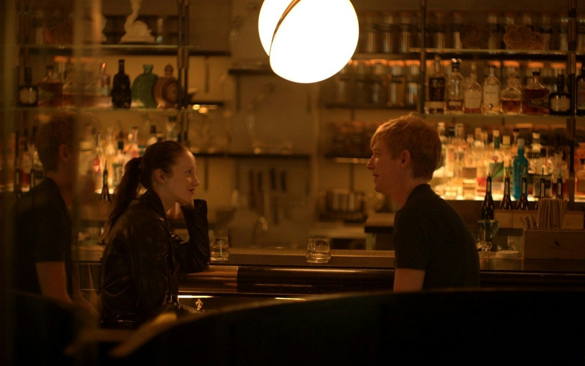 Ein Dating-Portal hat sie nach Feierabend in einer Bar zusammengeführt: Alice (Andrea Riseborough) und Jack (Domhnall Gleeson) haben ihr erstes Treffen. (Bild: ZDF und Max Smeds)