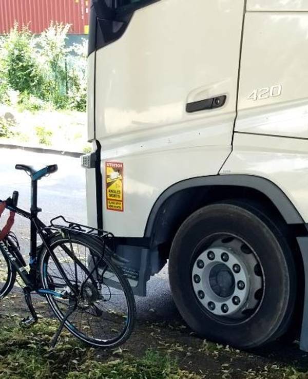 Ein Lkw mit laufendem Motor am Molenkopf in Köln-Niehl.