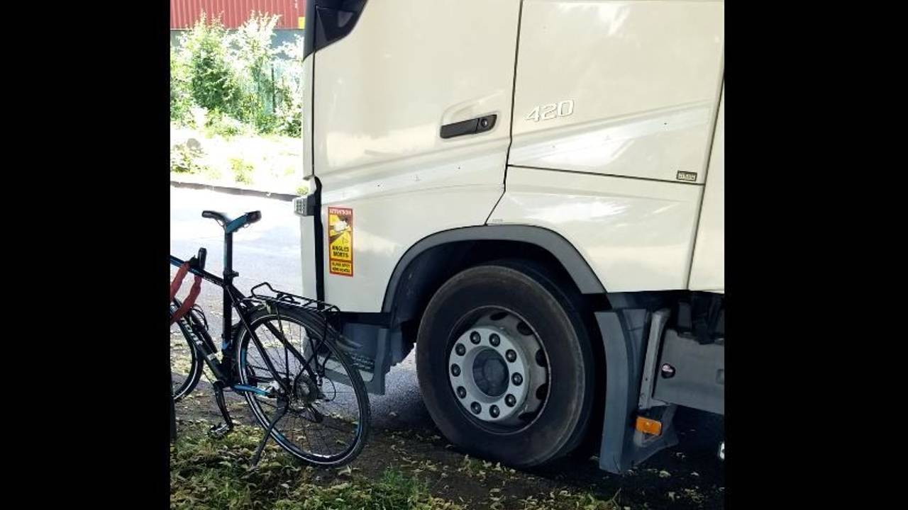 Ein Lkw mit laufendem Motor am Molenkopf in Köln-Niehl.