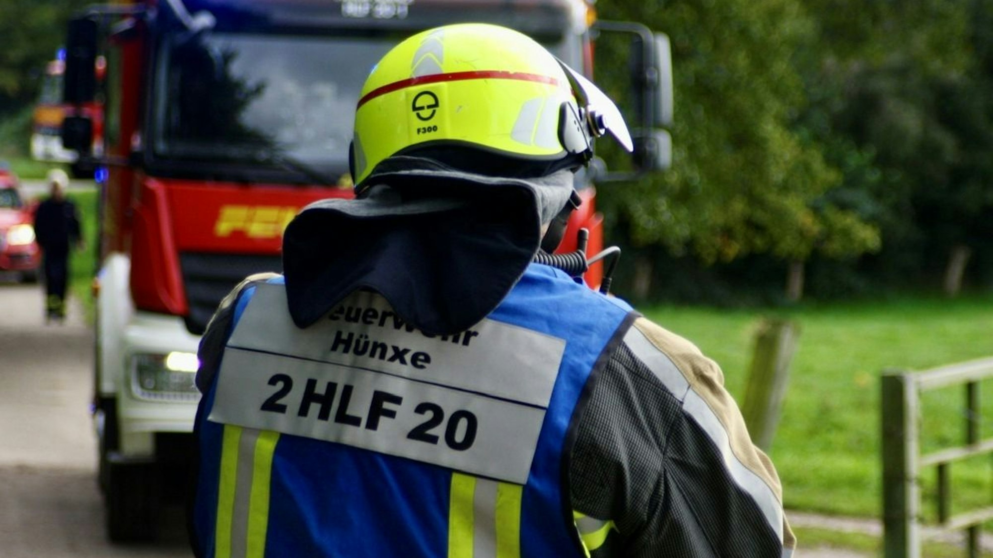 Die Einheit Bruckhausen der Feuerwehr Hünxe löscht ein verlassenes Lagerfeuer im Wald am Keilerweg