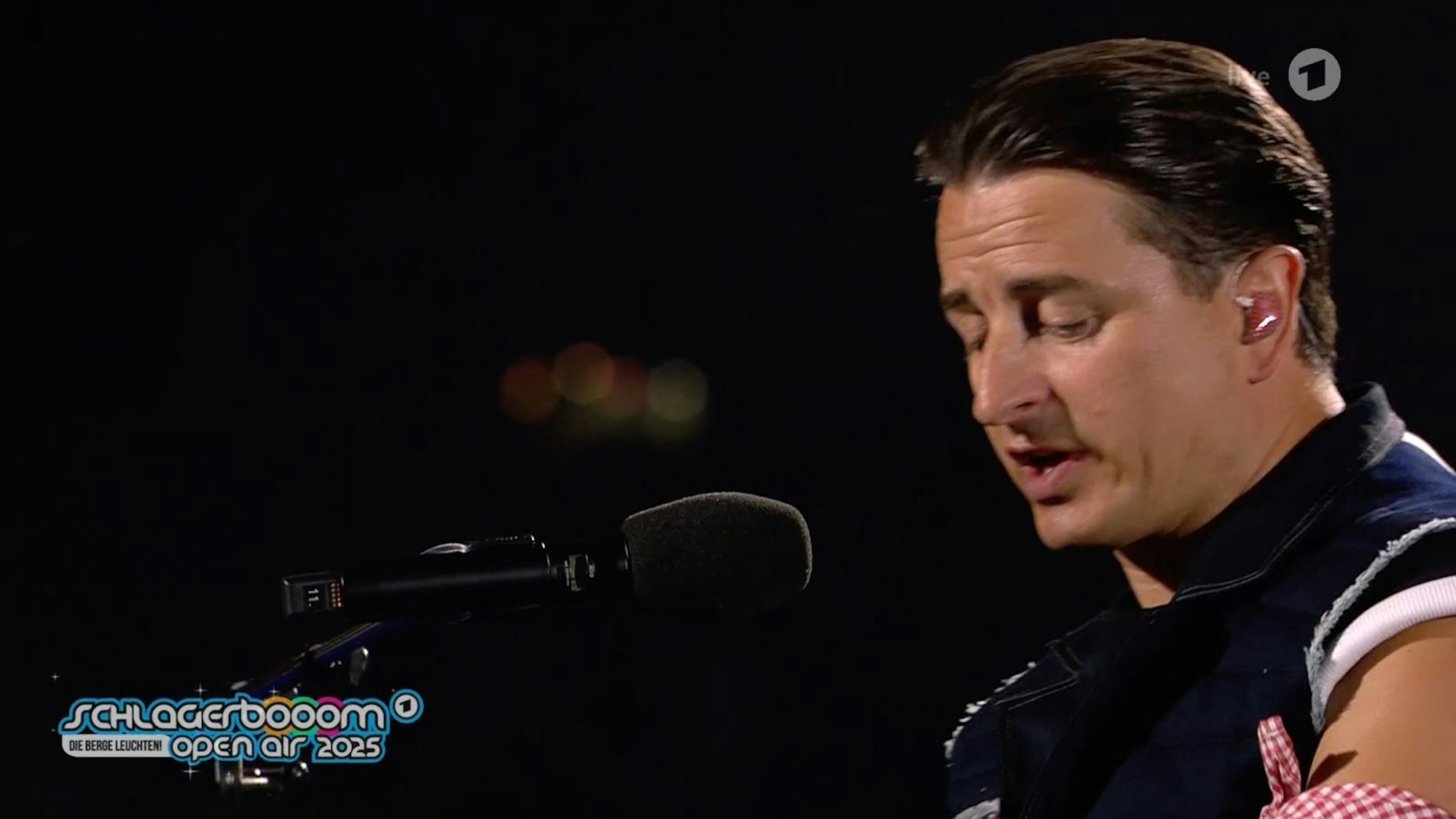Im stillen, klangvollen Gedenken: Andreas Gabalier sang seine schönste Ballade für die Opfer von Graz und deren Hinterbliebene. (Bild: ARD)