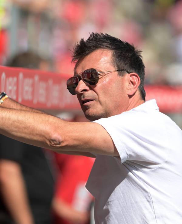 Christian Heidel steht vor der Mainzer Ersatzbank.