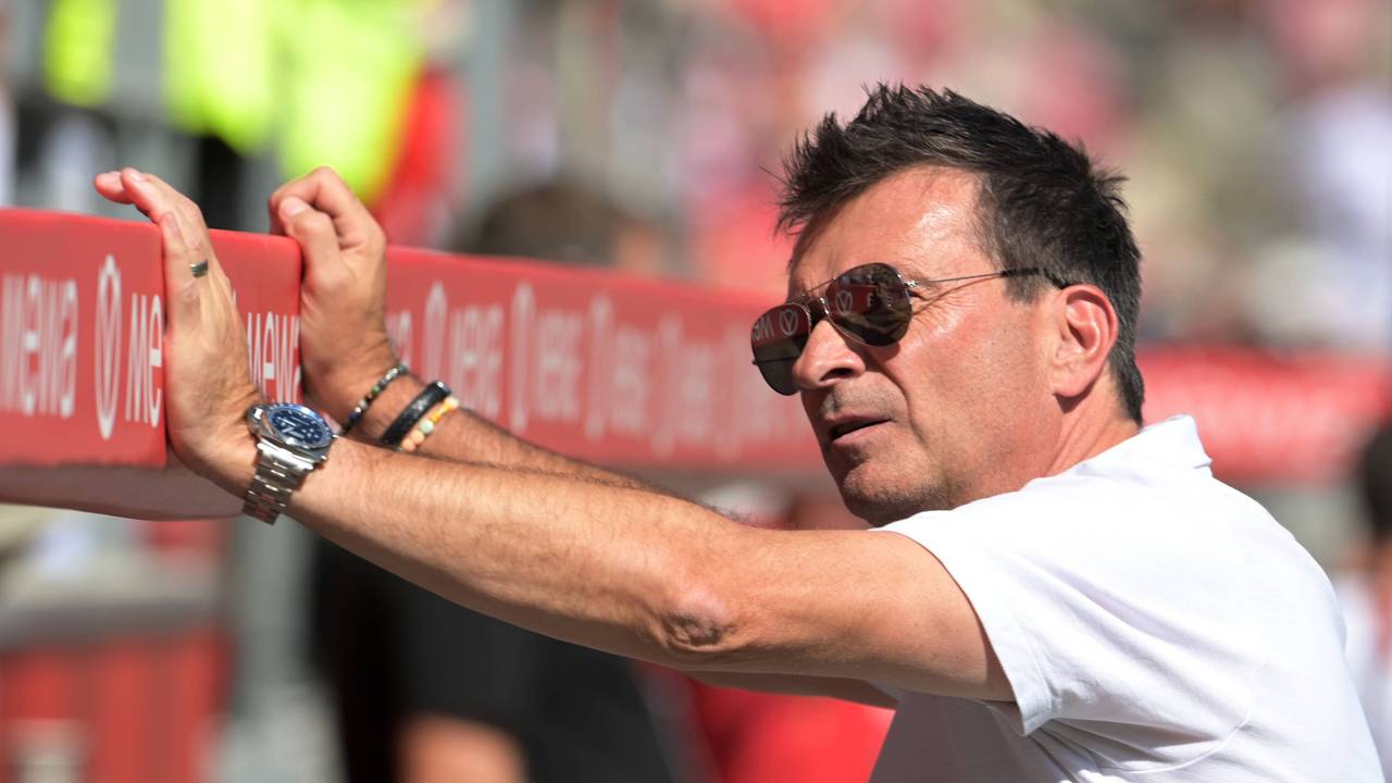 Christian Heidel steht vor der Mainzer Ersatzbank.
