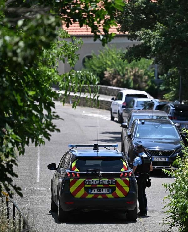 Ein Einsatzwagen der Gendarmerie in Goult, wo eine Hochzeit in der Nacht zum Sonntag tödlich endete.