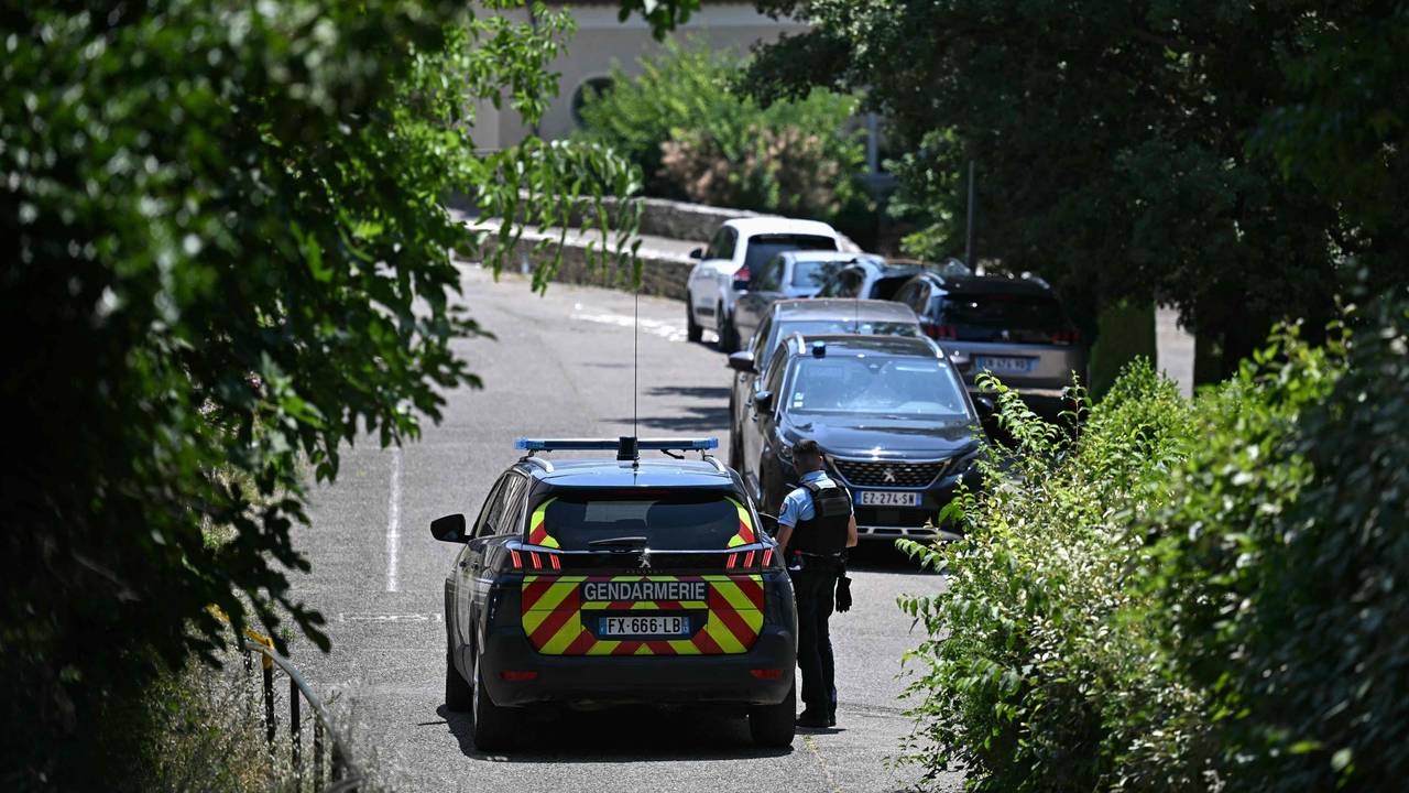 Ein Einsatzwagen der Gendarmerie in Goult, wo eine Hochzeit in der Nacht zum Sonntag tödlich endete.