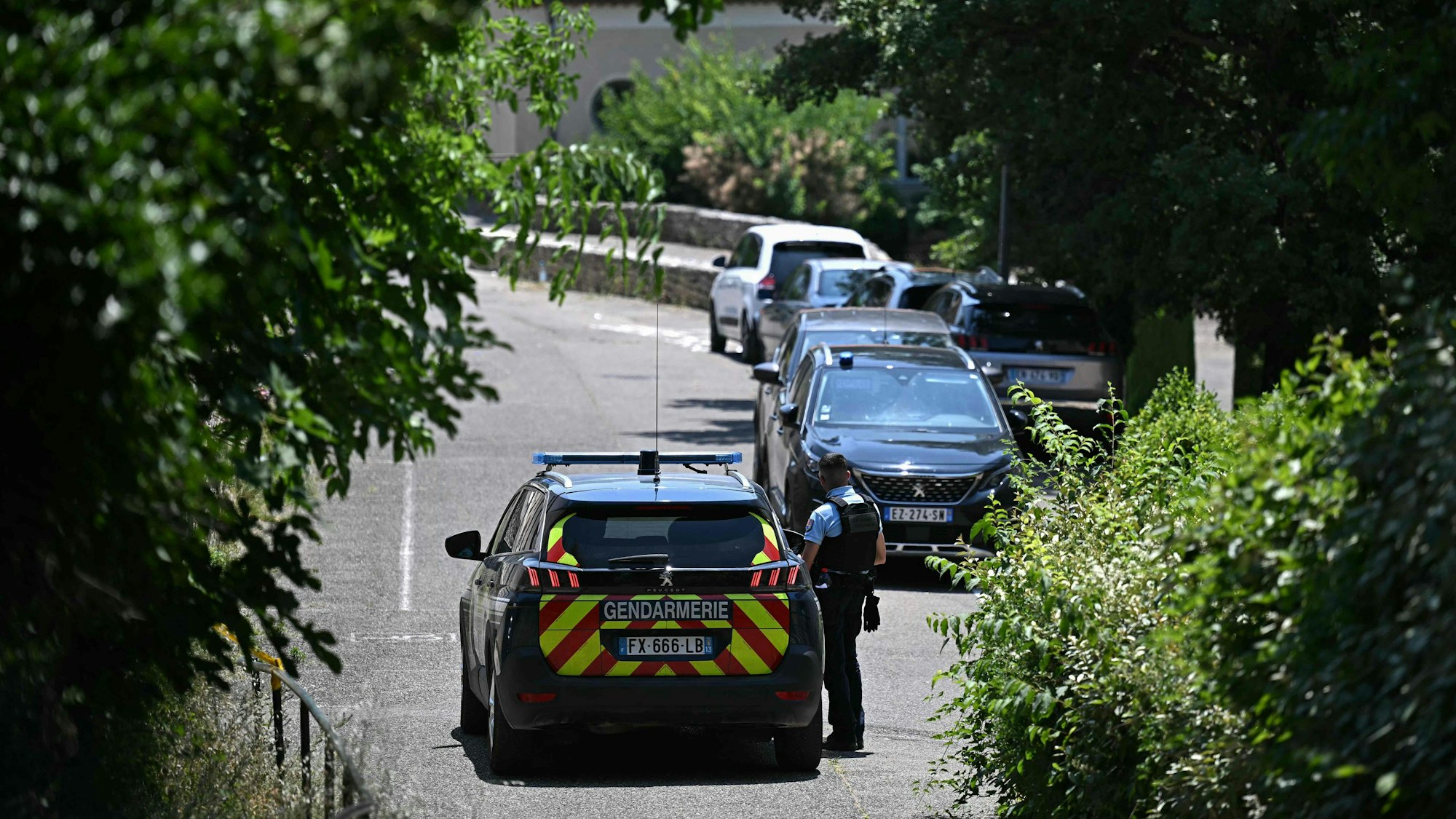 Ein Einsatzwagen der Gendarmerie in Goult, wo eine Hochzeit in der Nacht zum Sonntag tödlich endete.