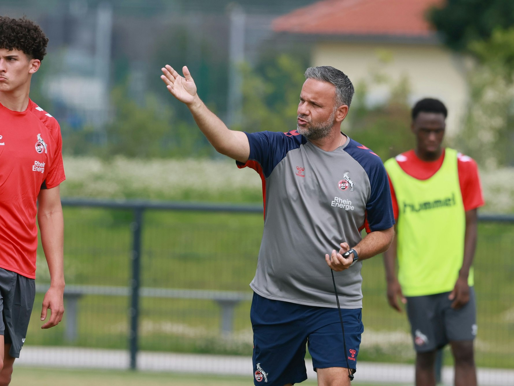 FC-U21-Trainer Evangelos Sbonias gibt Anweisungen im Training.