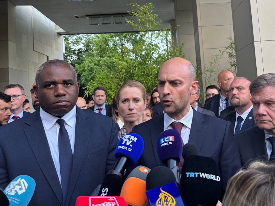 David Lamy (l-r), Außenminister von Großbritannien, Jean-Noel Barrot, Außenminister von Frankreich, und Johann Wadephul, Außenminister von Deutschland, nach dem Gespräch mit dem iranischen Außenminister Araghtschi.
