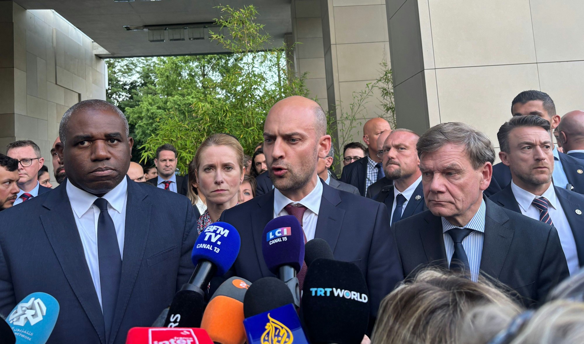 David Lamy (l-r), Außenminister von Großbritannien, Jean-Noel Barrot, Außenminister von Frankreich, und Johann Wadephul, Außenminister von Deutschland, nach dem Gespräch mit dem iranischen Außenminister Araghtschi.