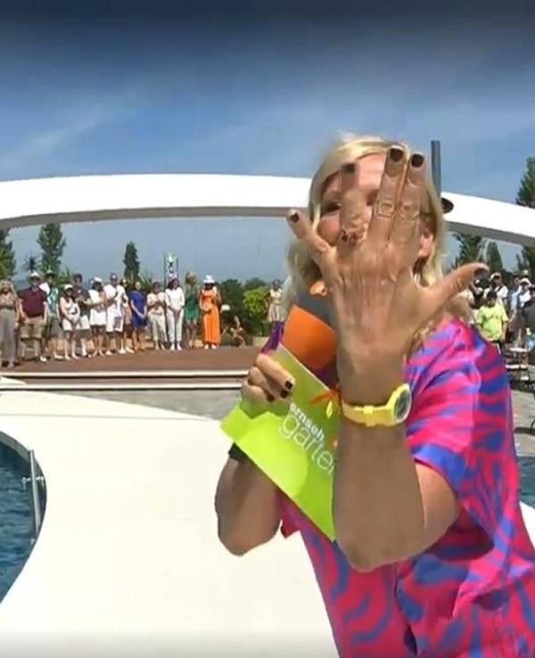 Andrea Kiewel hält glücklich ihre Hand in die Kamera. Unübersehbar, der Klunker am Ringfinger!