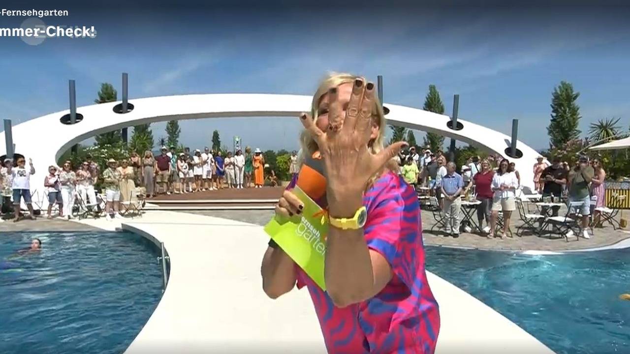 Andrea Kiewel hält glücklich ihre Hand in die Kamera. Unübersehbar, der Klunker am Ringfinger!