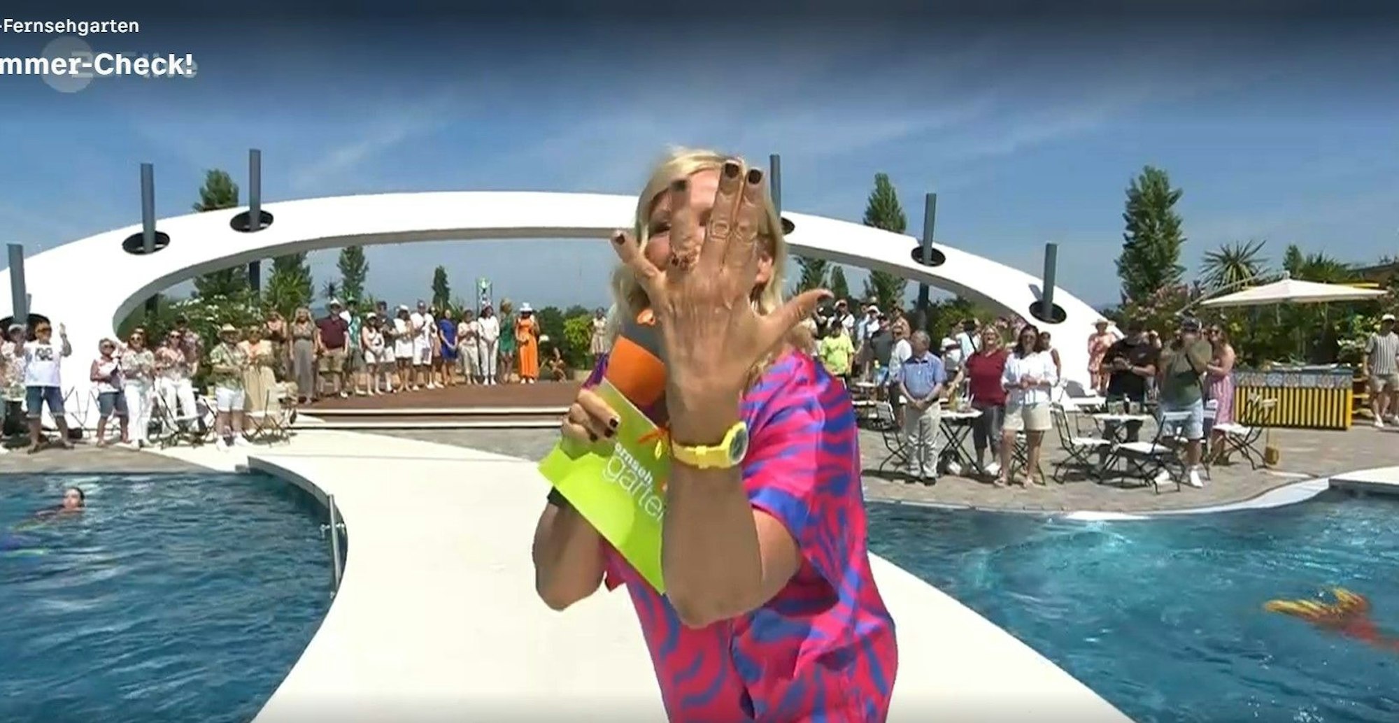 Andrea Kiewel hält glücklich ihre Hand in die Kamera. Unübersehbar, der Klunker am Ringfinger!