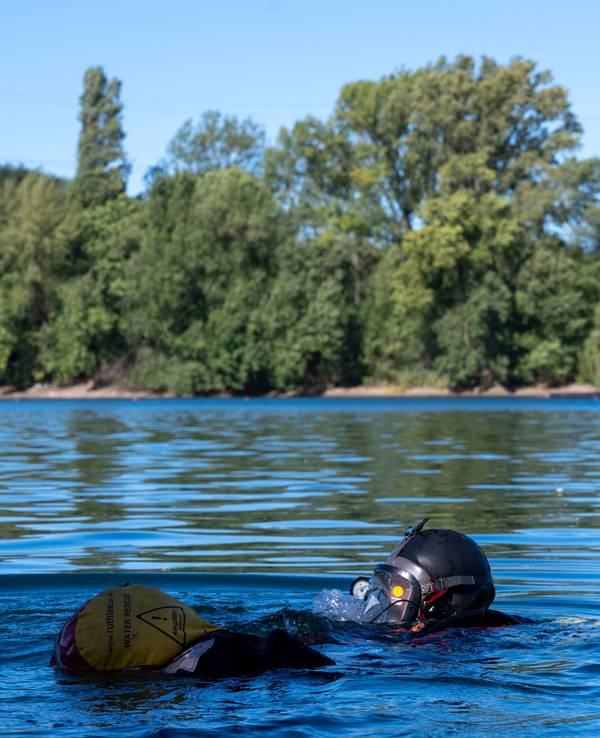 Die Kölner Wasserrettung bei einer Übung am Fühlinger See (Archiv). Im Silbersee in Leverkusen ist am Sonntag (22. Juni) ein Mann ertrunken.