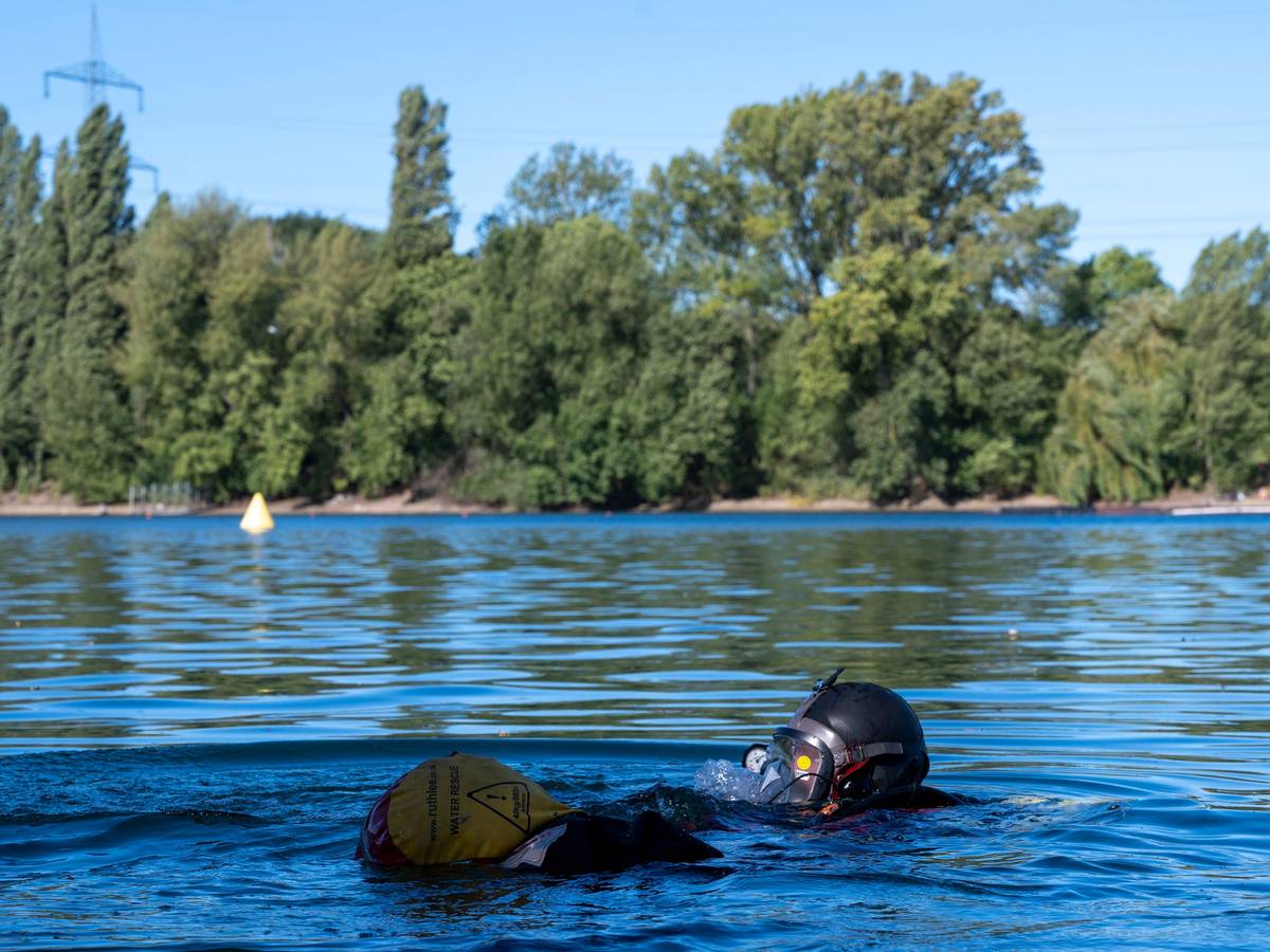 Die Kölner Wasserrettung bei einer Übung am Fühlinger See (Archiv). Im Silbersee in Leverkusen ist am Sonntag (22. Juni) ein Mann ertrunken.