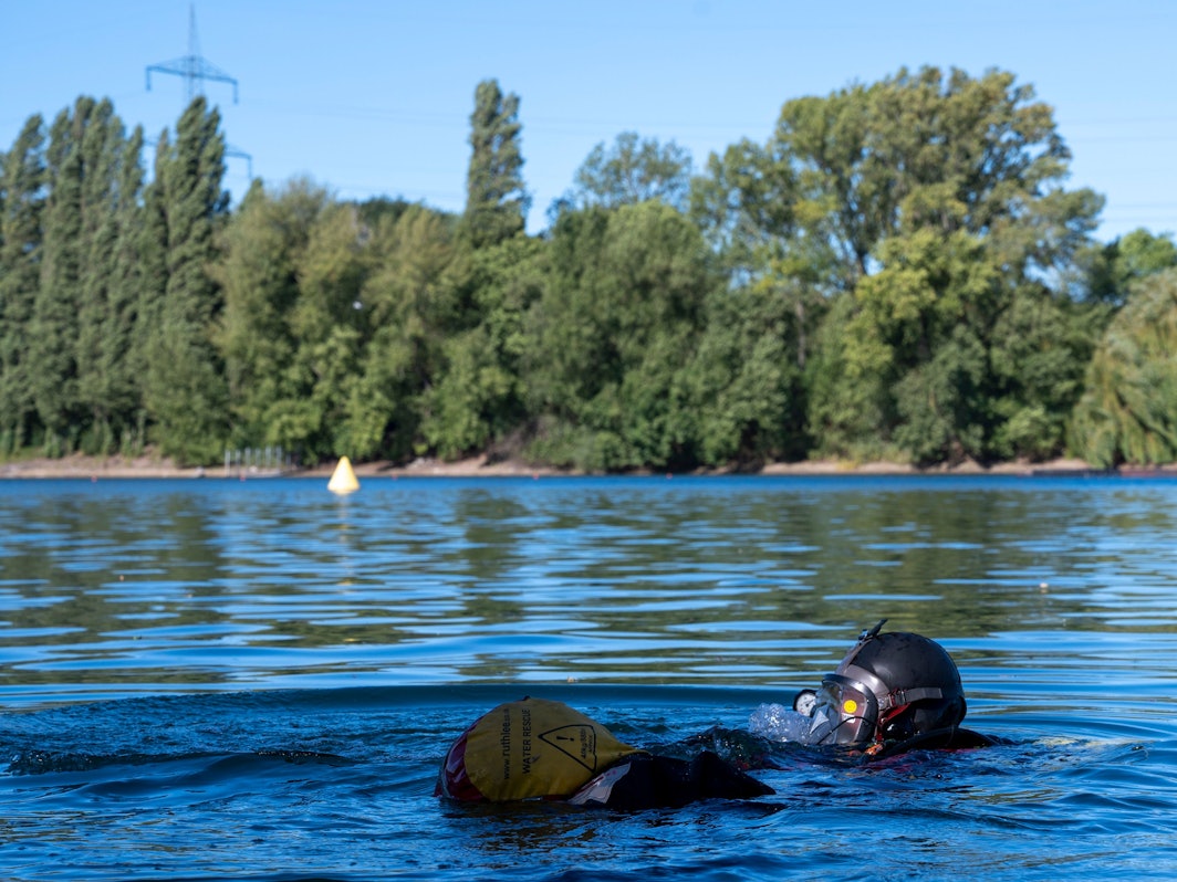 Die Kölner Wasserrettung bei einer Übung am Fühlinger See (Archiv). Im Silbersee in Leverkusen ist am Sonntag (22. Juni) ein Mann ertrunken.
