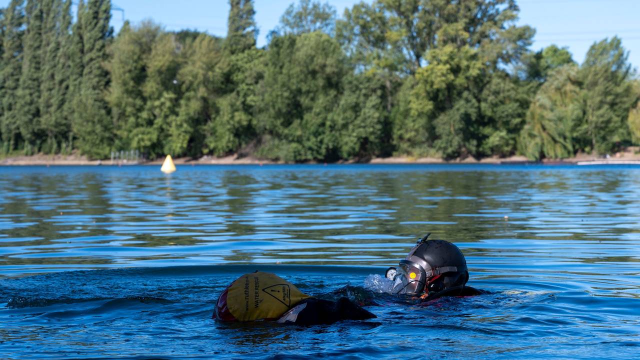 Die Kölner Wasserrettung bei einer Übung am Fühlinger See (Archiv). Im Silbersee in Leverkusen ist am Sonntag (22. Juni) ein Mann ertrunken.