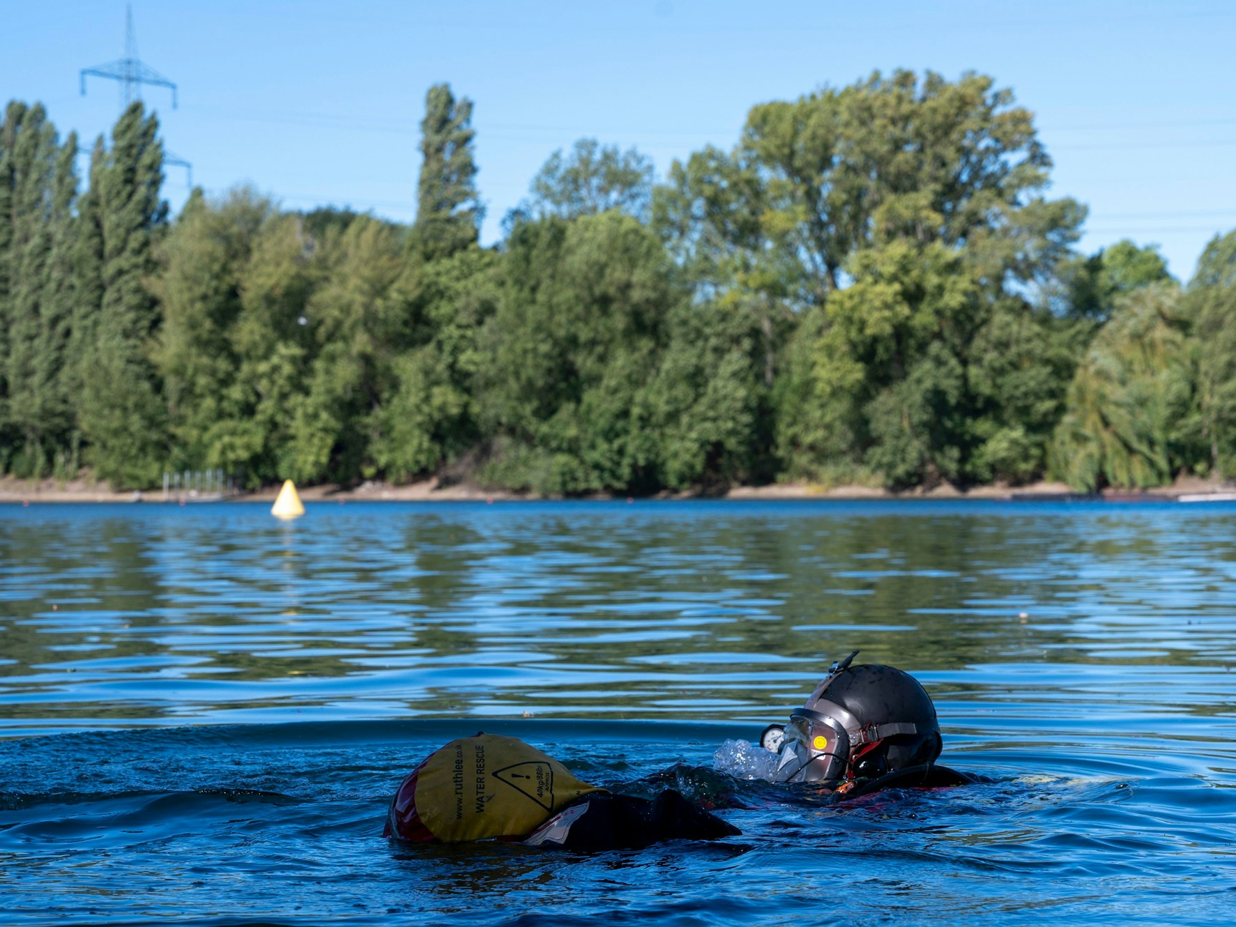Die Kölner Wasserrettung bei einer Übung am Fühlinger See (Archiv). Im Silbersee in Leverkusen ist am Sonntag (22. Juni) ein Mann ertrunken.