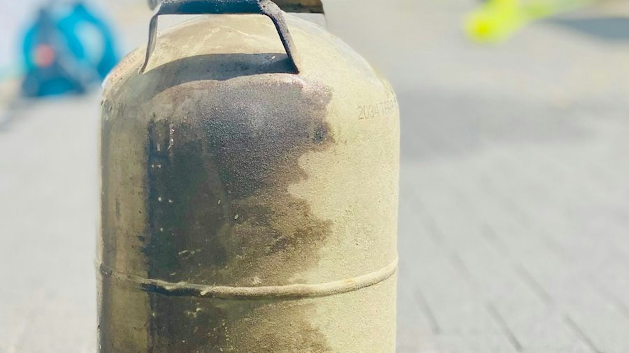 Die Feuerwehr Iserlohn wurde zu einem Einsatz gerufen, bei dem eine Propangasflasche beim Grillen in Brand geraten war.
