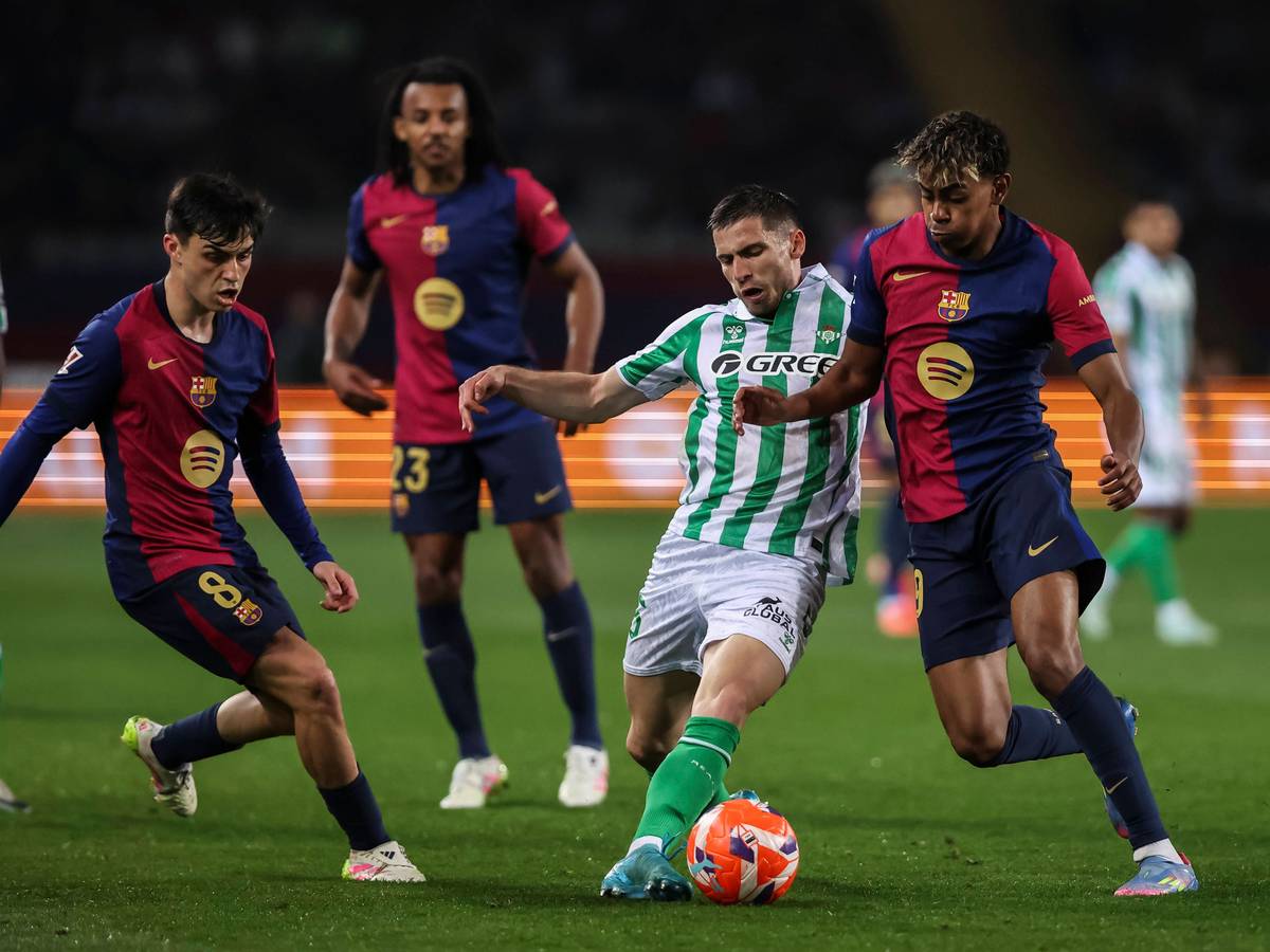 Romain Perraud im Kampf um den Ball mit mehreren Spielern des FC Barcelona.