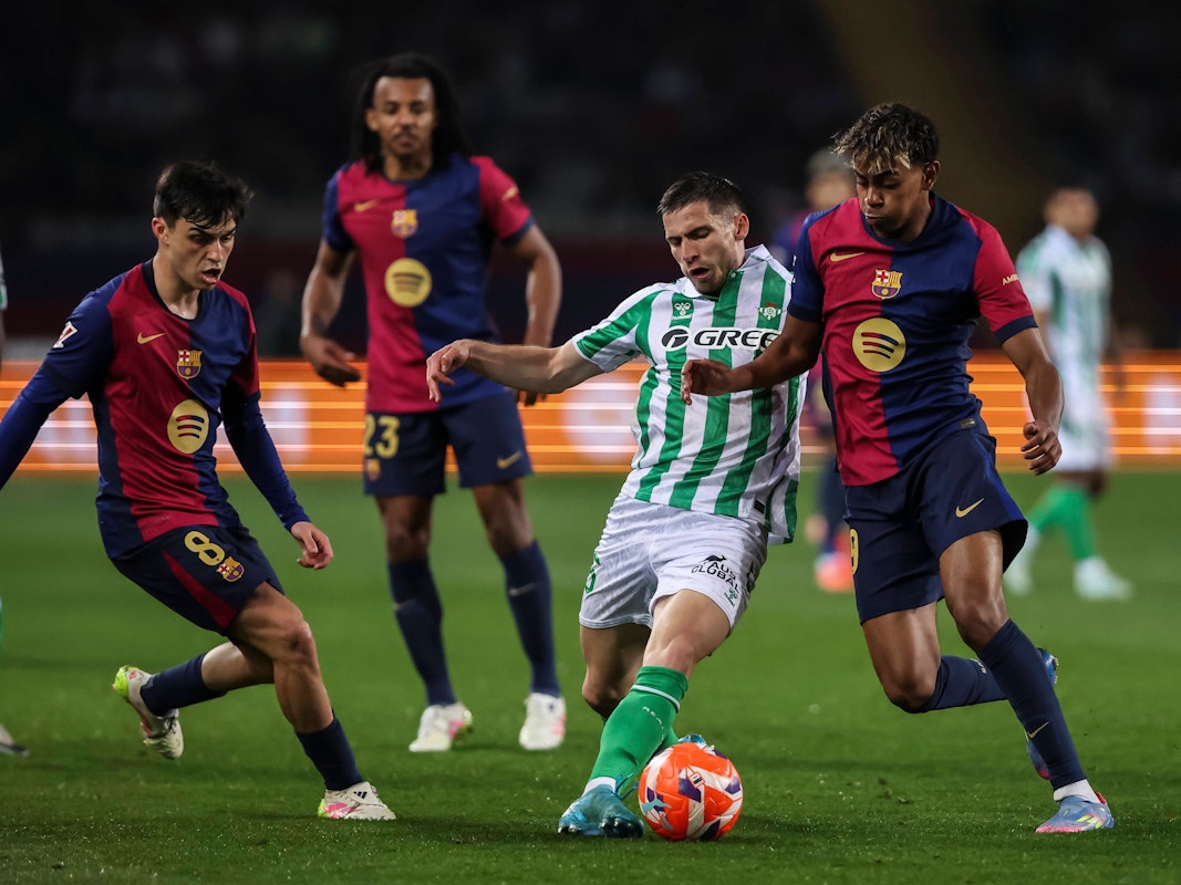 Romain Perraud im Kampf um den Ball mit mehreren Spielern des FC Barcelona.