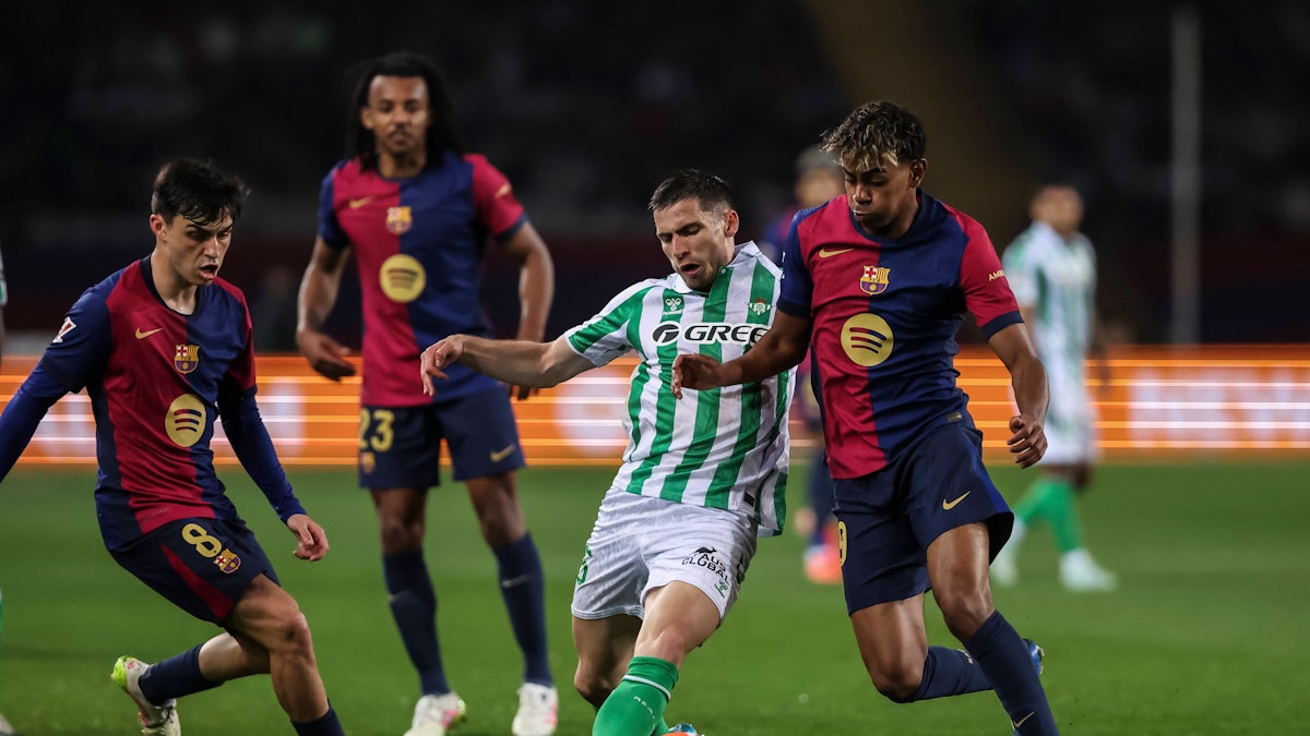 Romain Perraud im Kampf um den Ball mit mehreren Spielern des FC Barcelona.