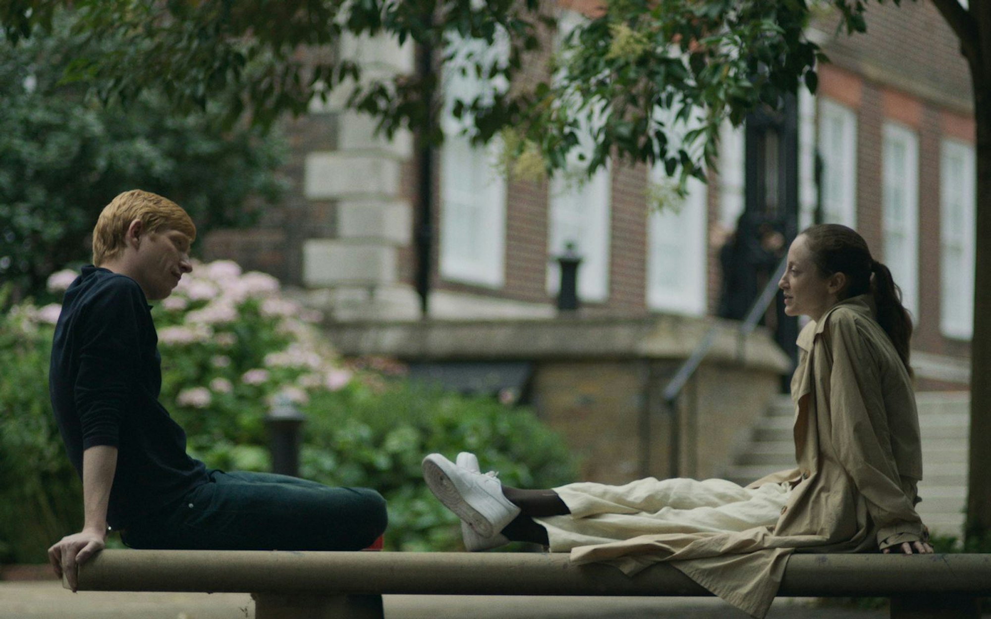 Alice (Andrea Riseborough) und Jack (Domhnall Gleeson) verbringen einen „langsamen“ Tag in London. Sie stellen sich ein alternatives Leben vor. (Bild: ZDF und Max Smeds)