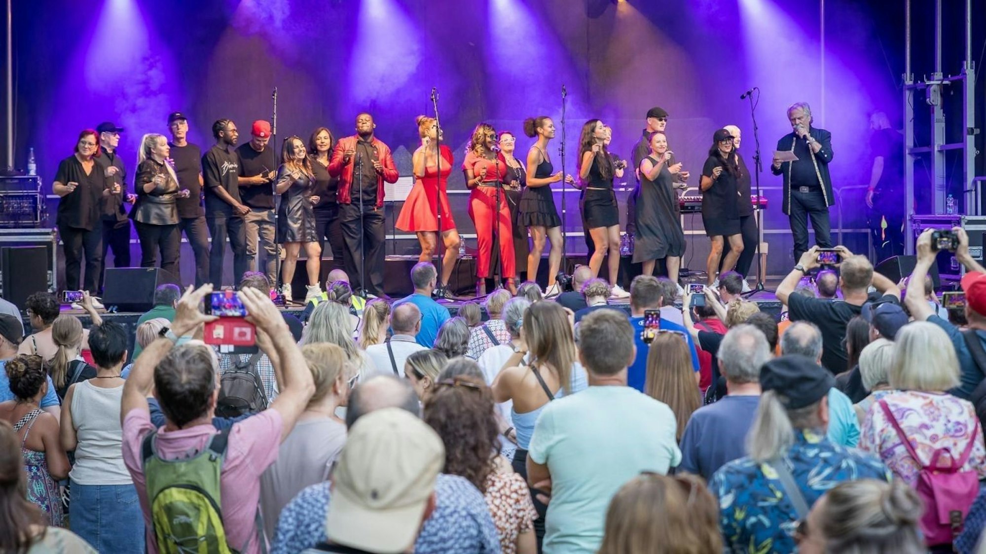 Henning Krautmacher mit dem LivinGospel Choir aus Troisdorf.