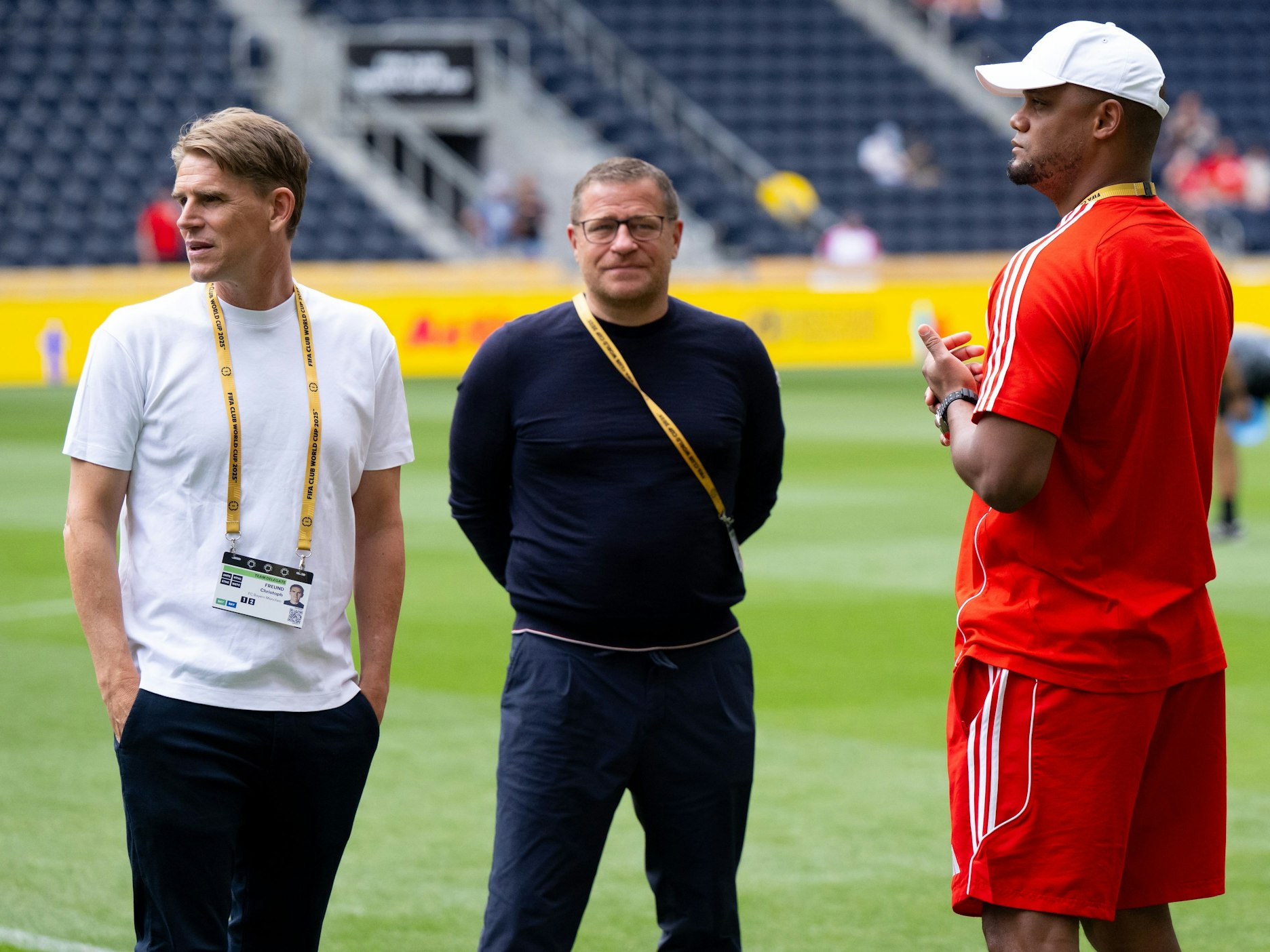 Christoph Freund, Max Eberl, und Trainer Vincent Kompany stehen vor dem Spiel im Stadion.