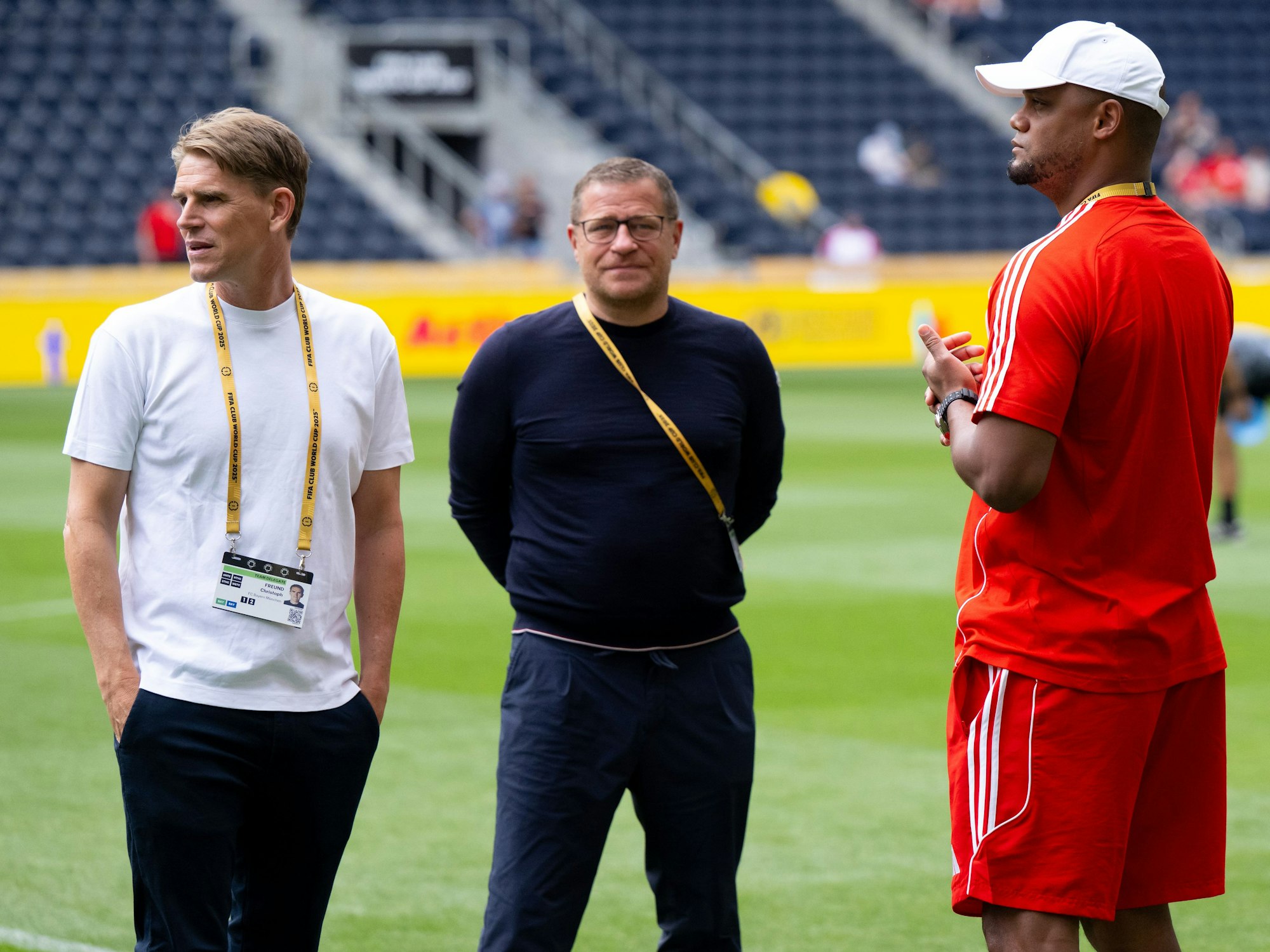 Christoph Freund, Max Eberl, und Trainer Vincent Kompany stehen vor dem Spiel im Stadion.